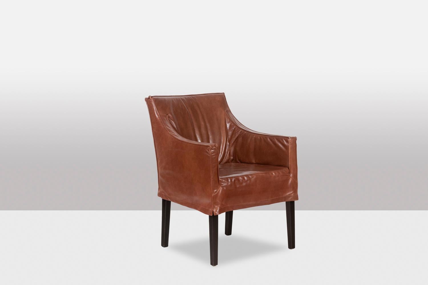 Lintello, by.

Pair of camel-colored leather armchairs. The back, seat and armrests are integral. Seat ending in split corners. Straight base in black lacquered wood.

Dutch work realized in the 1970s.

Reference: LS5882551A