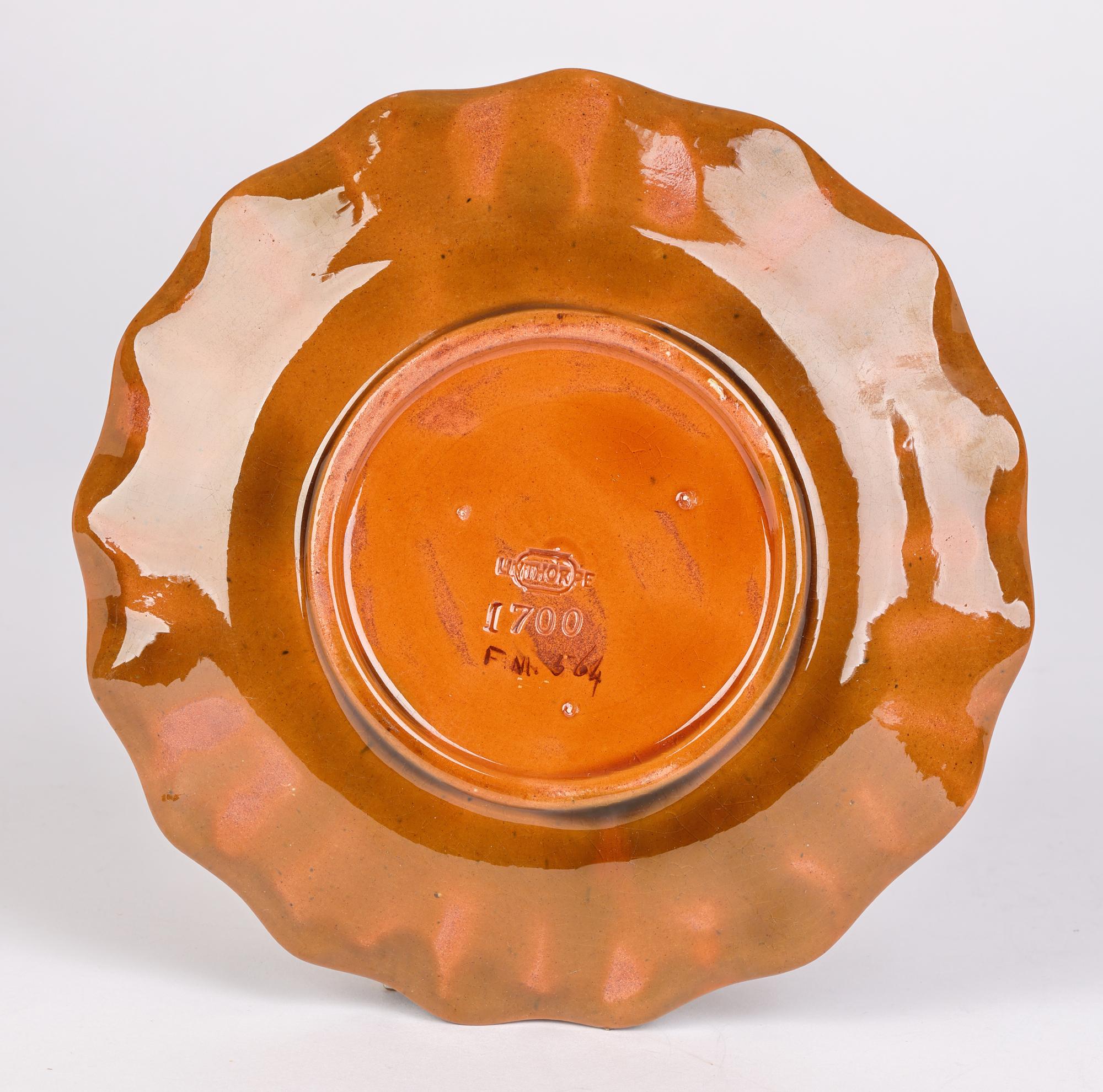 Assiette en poterie d'art Linthorpe peinte à motifs floraux du mouvement esthétique en vente 2