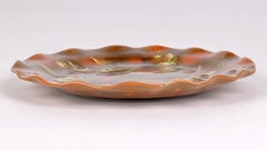 Assiette en poterie d'art Linthorpe peinte à motifs floraux du mouvement esthétique