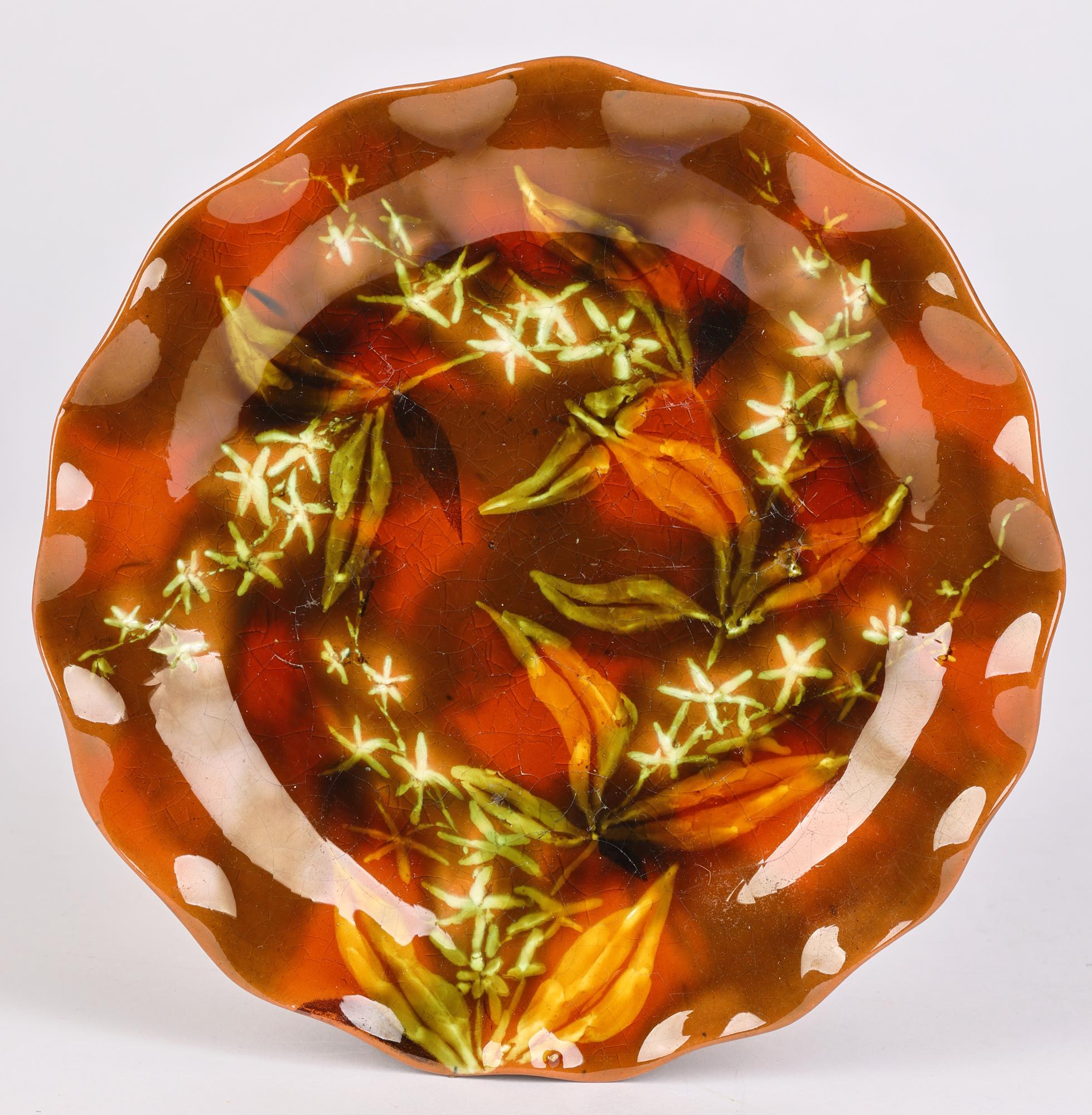 Vernissé Assiette en poterie d'art Linthorpe peinte à motifs floraux du mouvement esthétique en vente