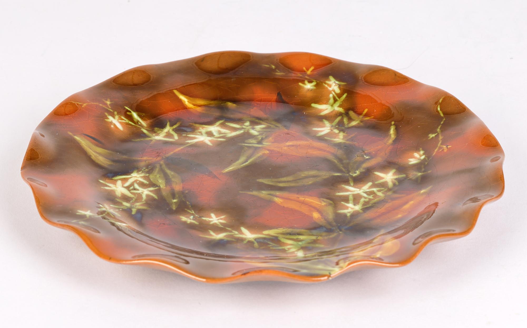 Piatto in ceramica d'arte Linthorpe Pottery dipinto con motivi floreali In condizioni buone in vendita a Bishop's Stortford, Hertfordshire