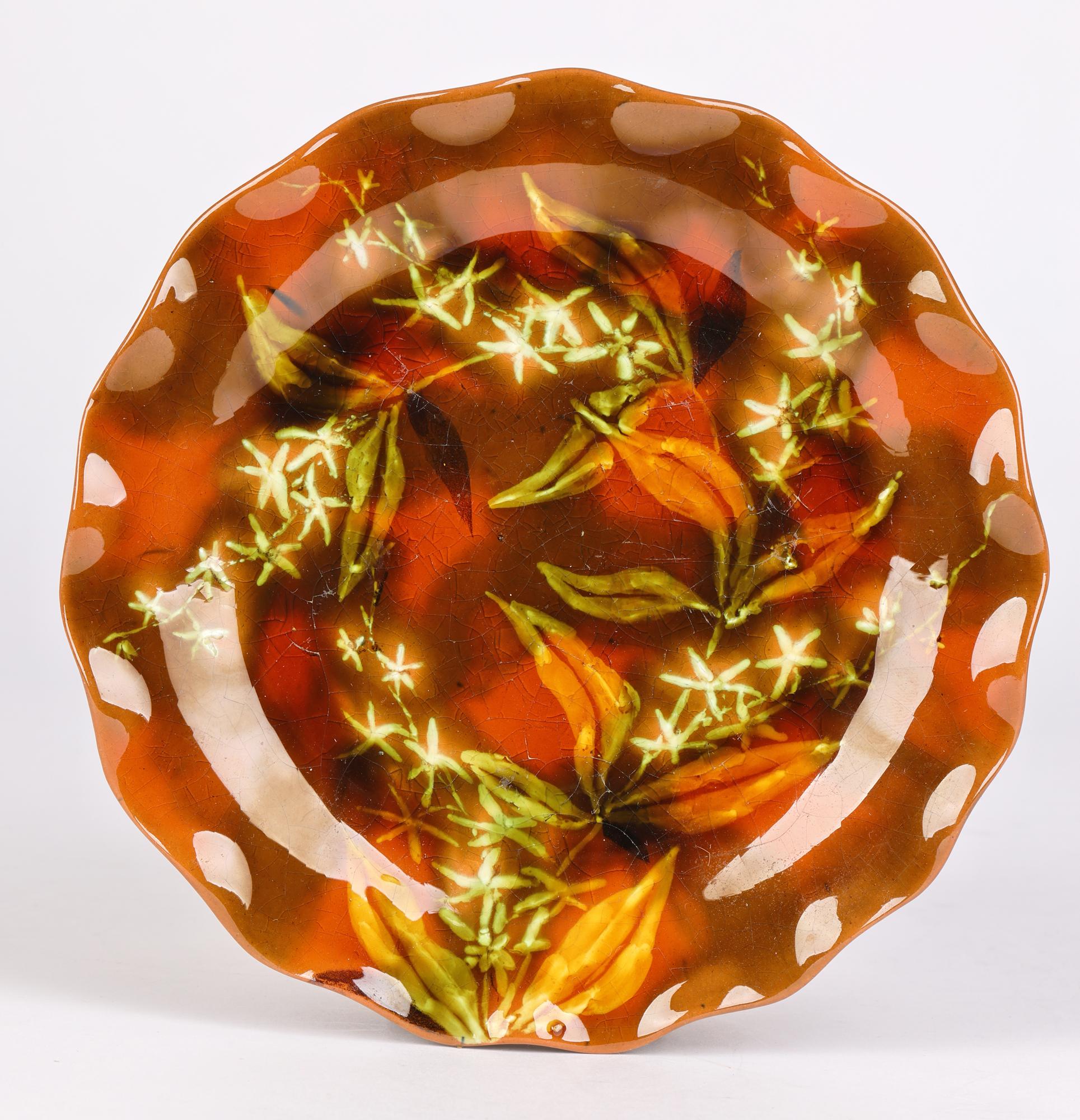Assiette en poterie d'art Linthorpe peinte à motifs floraux du mouvement esthétique en vente 1