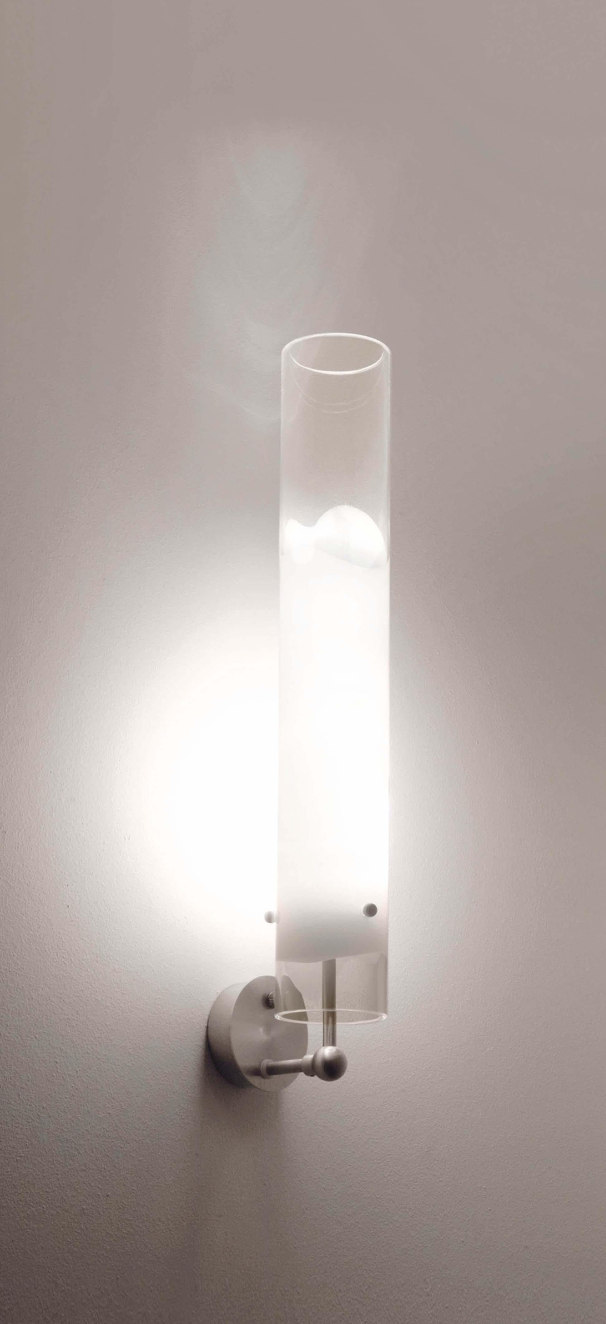 A comprehensive range of lamps that share a minimal, unobtrusive design that makes the most of the light source, which to the traslucid white band inserted in the glass.

Specifications:
Light source: E26
No of bulbs: 1 × 60 W E26
Dimmer: DIM