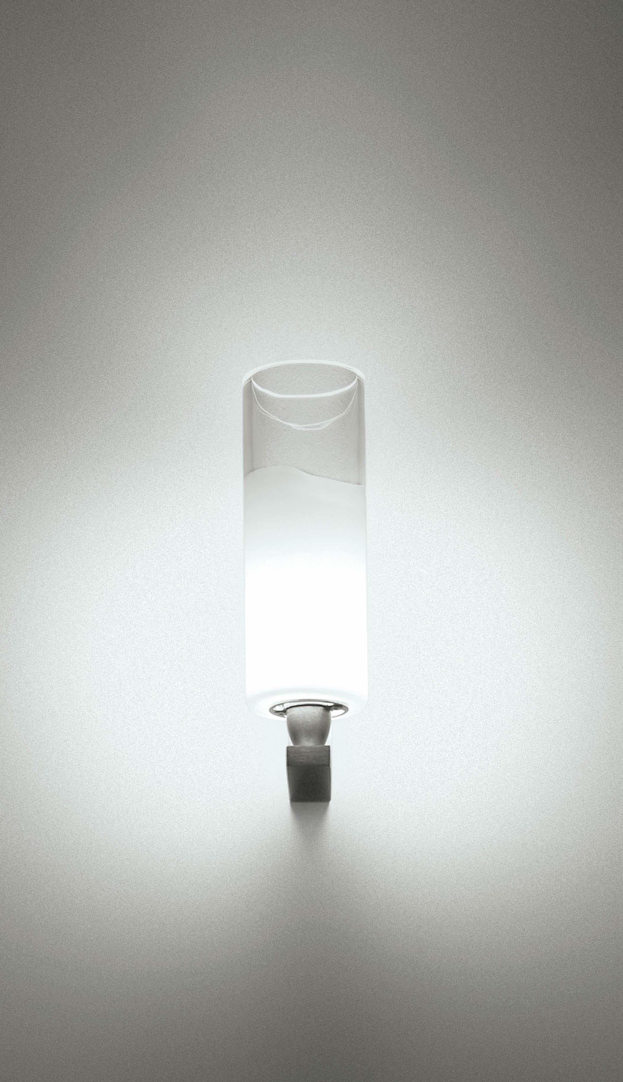 Una gamma completa di lampade accomunate da un design minimale e discreto che valorizza al massimo la sorgente luminosa con la fascia bianca lucida inserita nel vetro.

Specifiche: 
Sorgente luminosa: G9
Numero di lampadine: 1×60W G9
Dimmer: