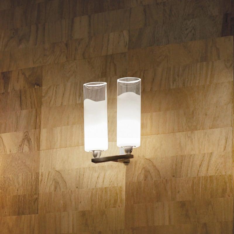 Eine umfassende Reihe von Lampen, die ein minimales, unaufdringliches Design teilen, das das Beste aus der Lichtquelle macht, die zu dem trasluziden weißen Band im Glas eingefügt ist.

Spezifikationen: 
Lichtquelle: G9
Anzahl der Glühbirnen: