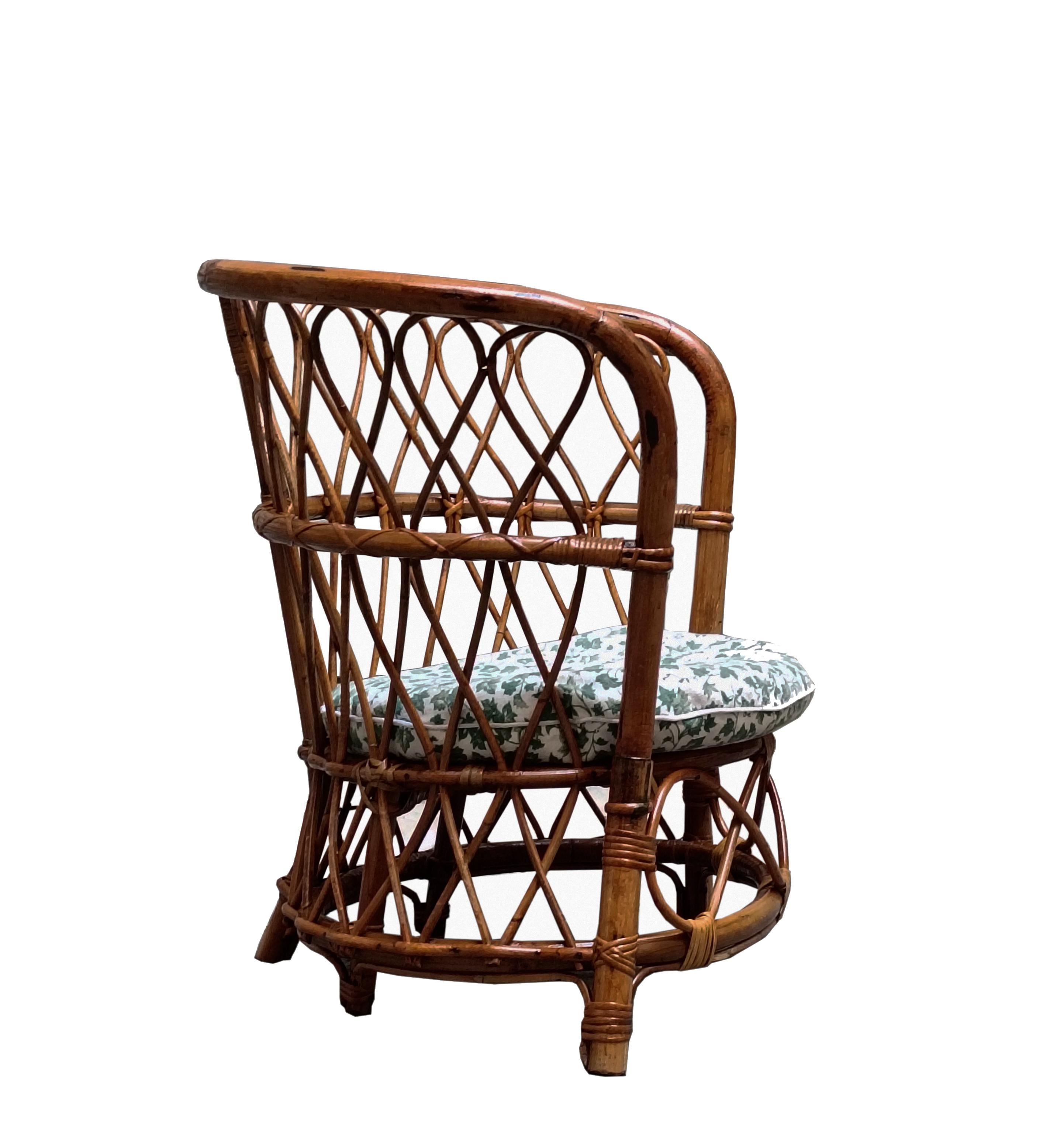 Splendida poltrona in rattan disegnata da Lio Carminati, un pezzo senza tempo dal design elegante e naturale. Perfetta per arredare con stile sia ambienti interni che esterni.
Struttura in rattan intrecciato di alta qualità, robusto e