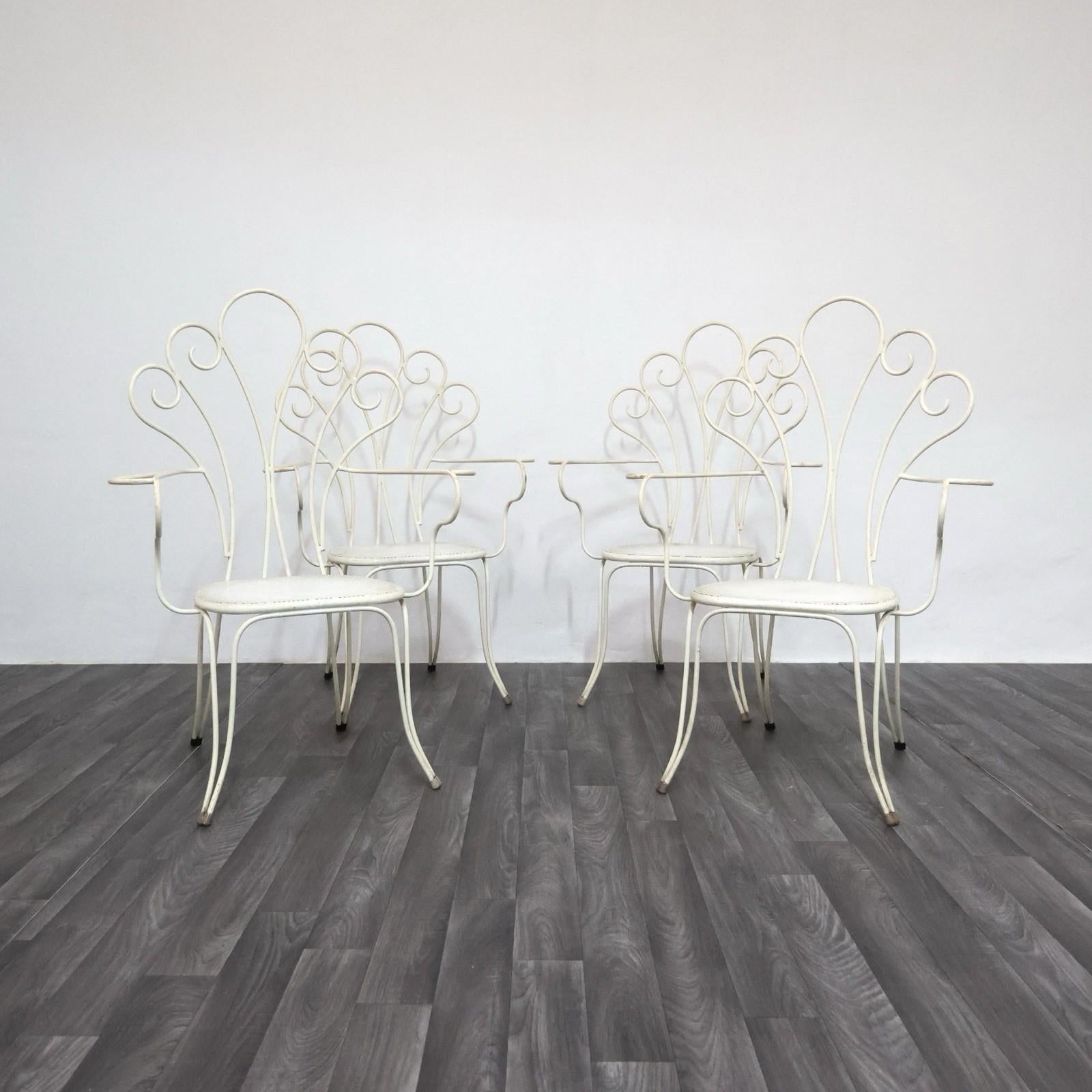 Elegantes Set aus 4 Gartenmöbeln von Lio Carminati, hergestellt aus rostfreiem Stahl in Schwarz. Ein raffiniertes Designbeispiel aus den 50er Jahren, das sich durch klare und klare Linien mit floralen und natürlichen Motiven auszeichnet, die typisch