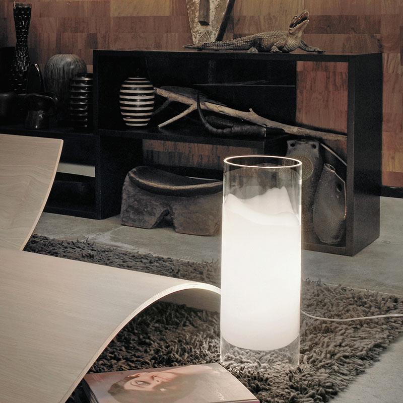 Une gamme complète de lampes qui partagent un design minimal et discret qui met en valeur la source de lumière, qui à la bande blanche traslucide insérée dans le verre.

Spécifications : 
Source de lumière : E26
Nombre d'ampoules : 1×60W