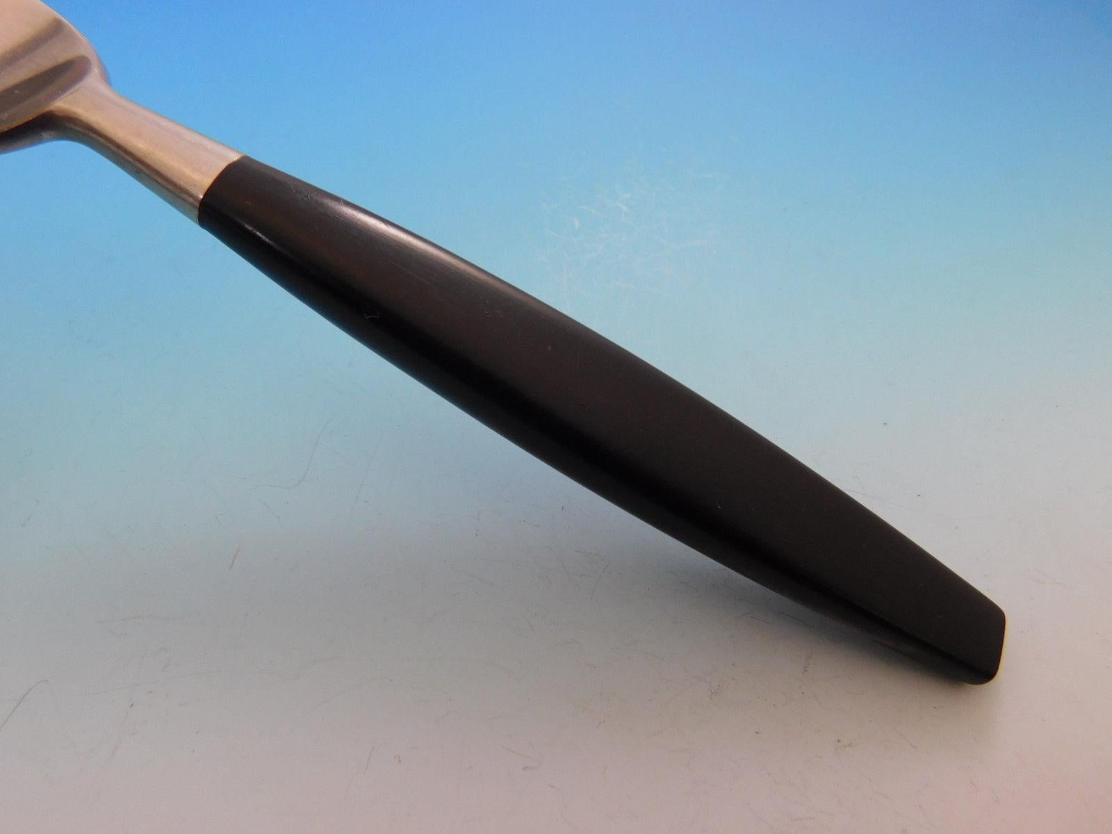 Lion-Black by Hackman Finland stainless steel flatware 

1 knife


Very good condition, with no monograms. Fabulous sleek Scandinavian modern design.

100% satisfaction guaranteed! 