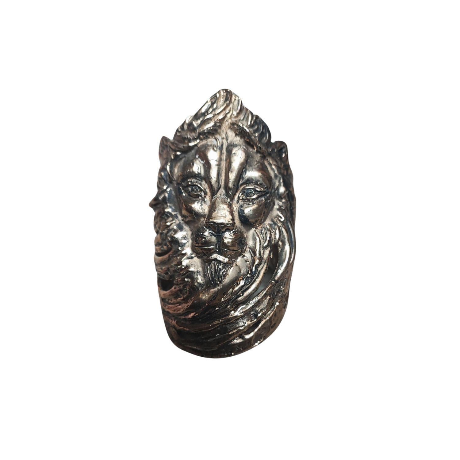 The large bracelet represents a lion's head.
Visions or animal encounters accompany us and follow one another, reflecting our abilities and potential at every stage of our lives. The lion has always held a great fascination for humans. In numerous