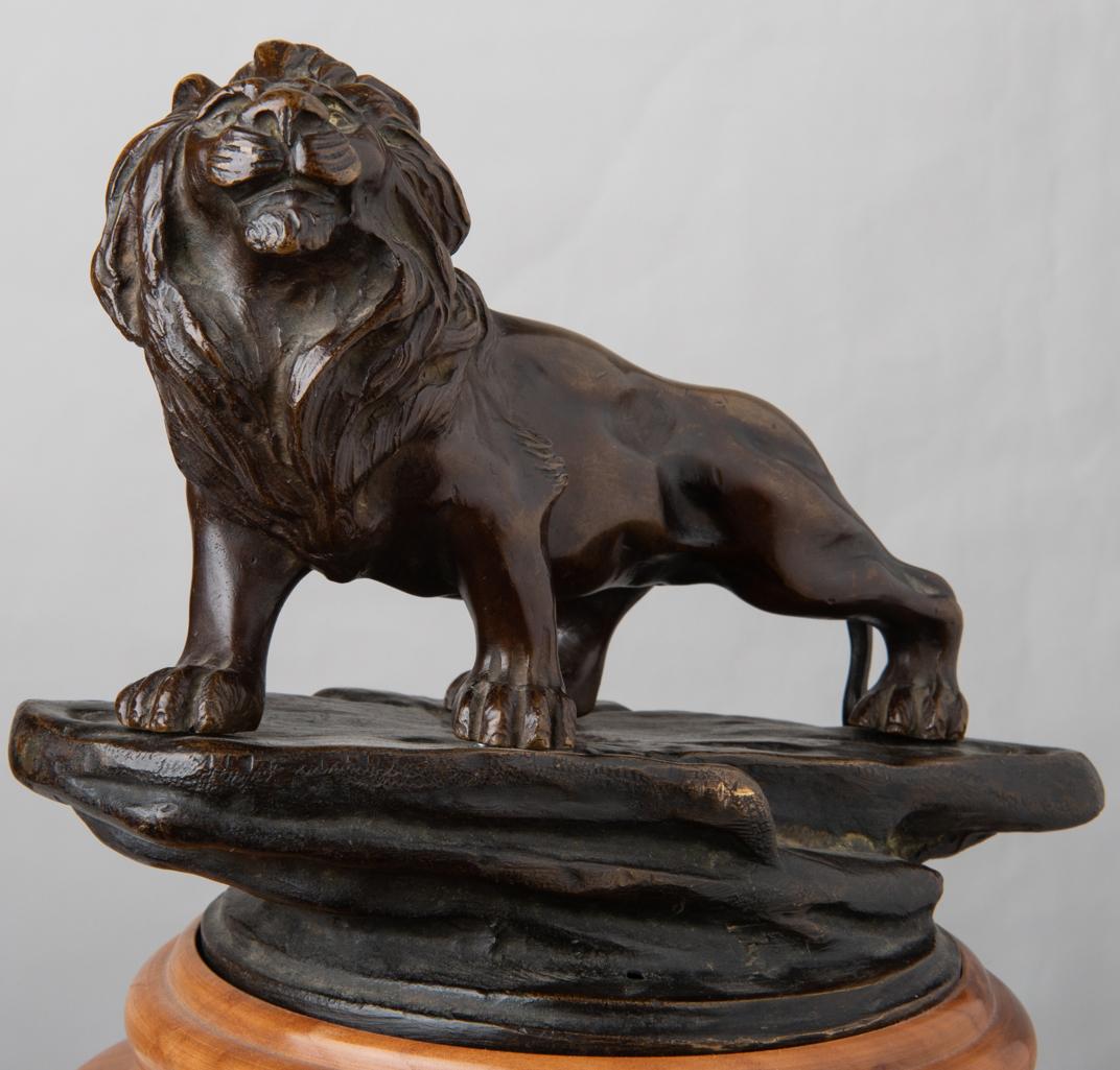 Sculpture de lion en bronze sur socle en bois en vente 2