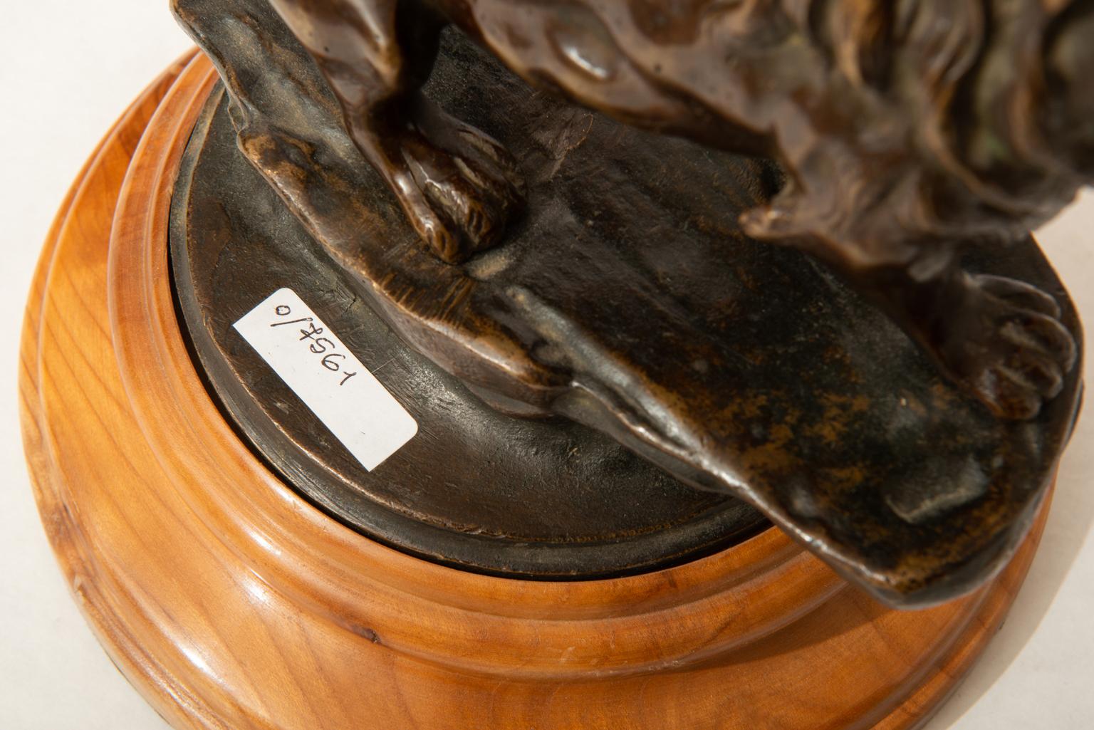 Autre Sculpture de lion en bronze sur socle en bois en vente