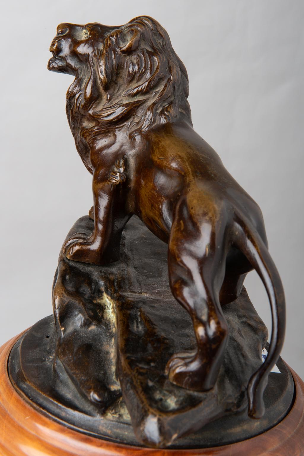 Français Sculpture de lion en bronze sur socle en bois en vente