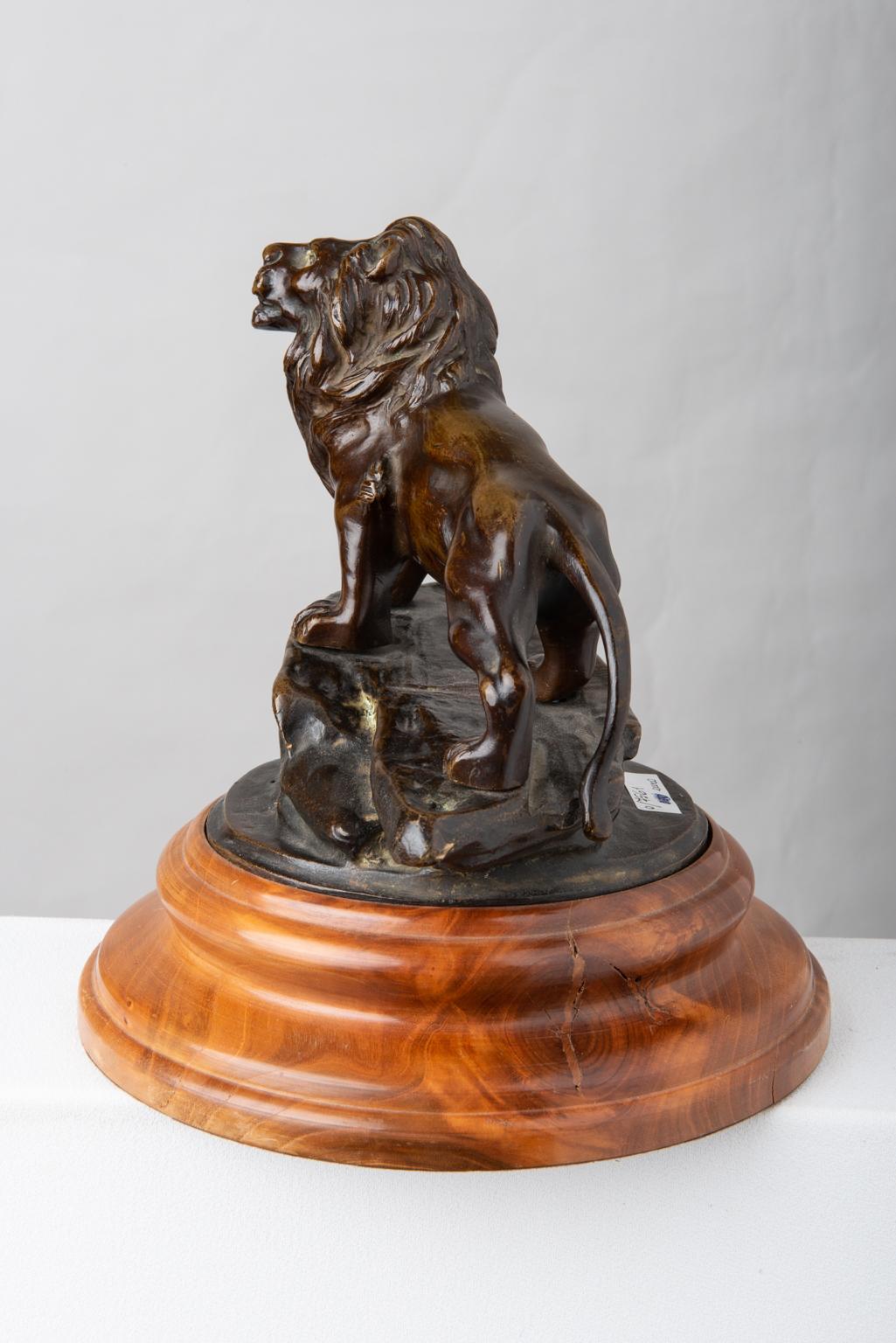 lion wood sculpture