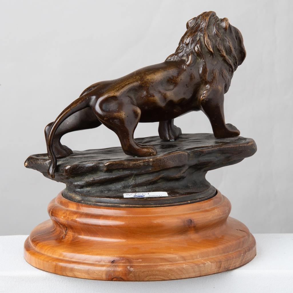Sculpture de lion en bronze sur socle en bois Excellent état - En vente à Alessandria, Piemonte