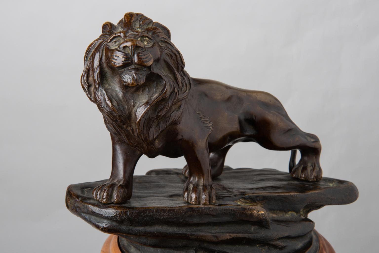 Lion Bronze Sculpture on Wood Base In Excellent Condition For Sale In Alessandria, Piemonte