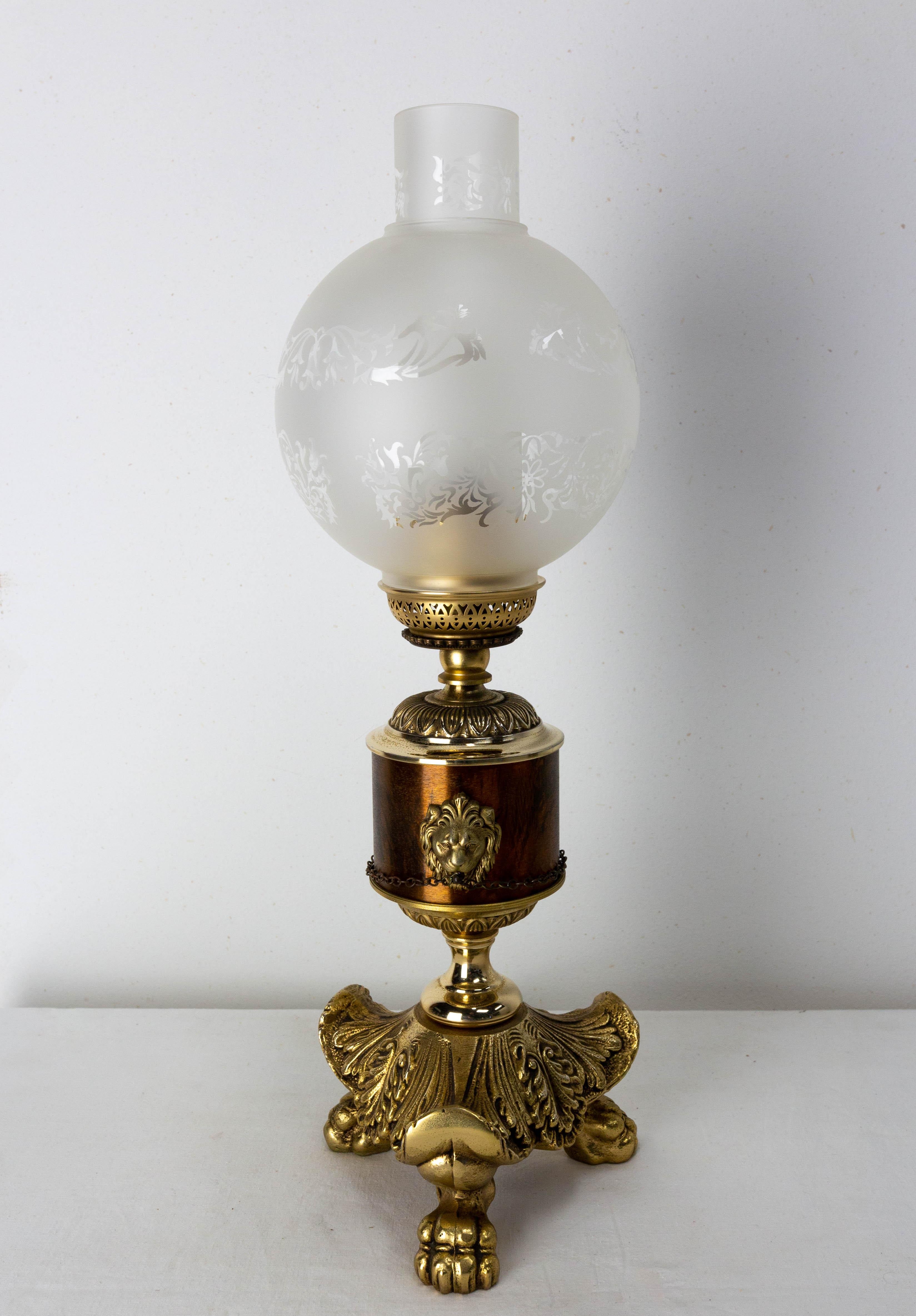 Français Lampe de bureau lion en bronze, français, milieu du siècle dernier en vente