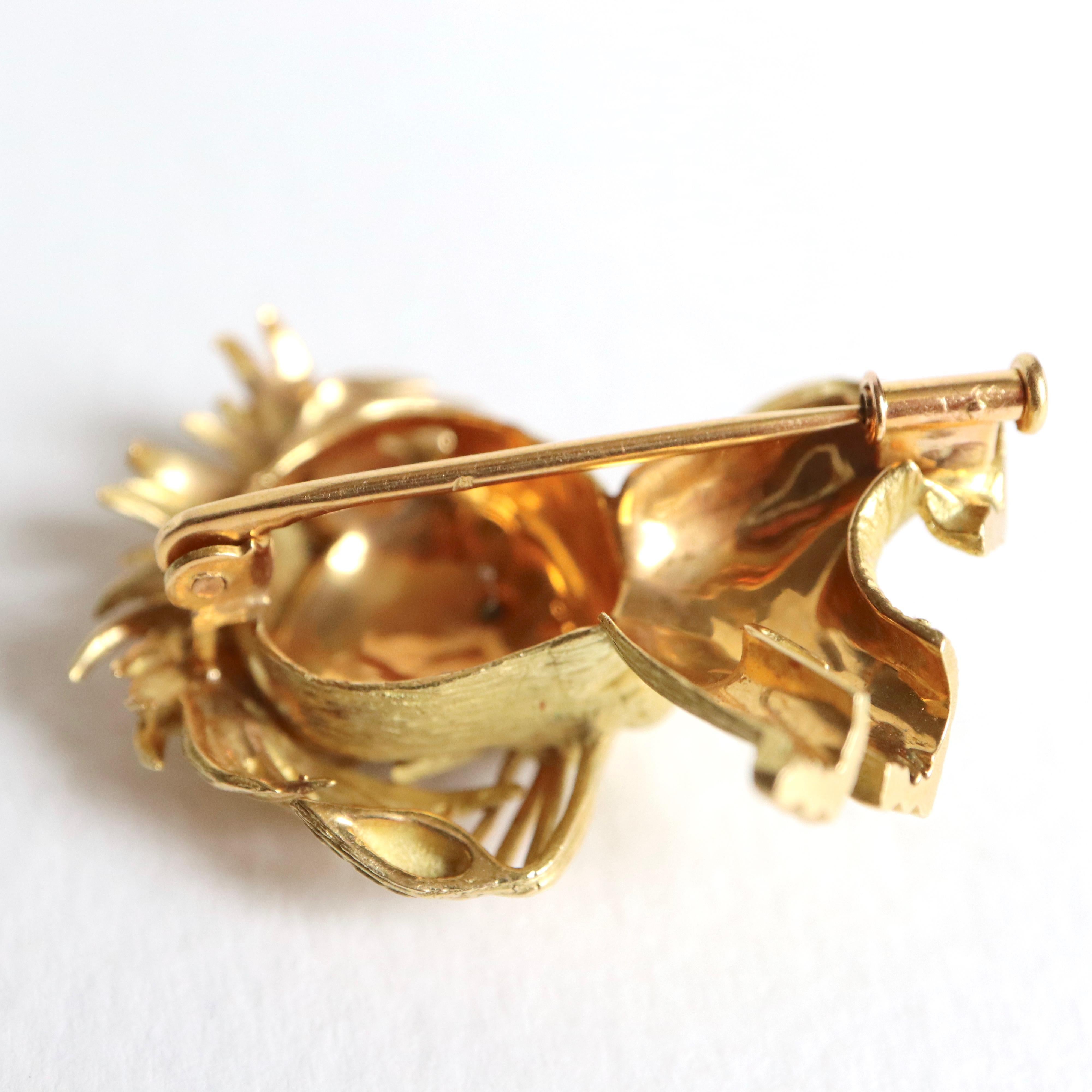 Lion Brooch in 18 Karat Yellow Gold Emeralds and Diamonds In Good Condition In Paris, FR