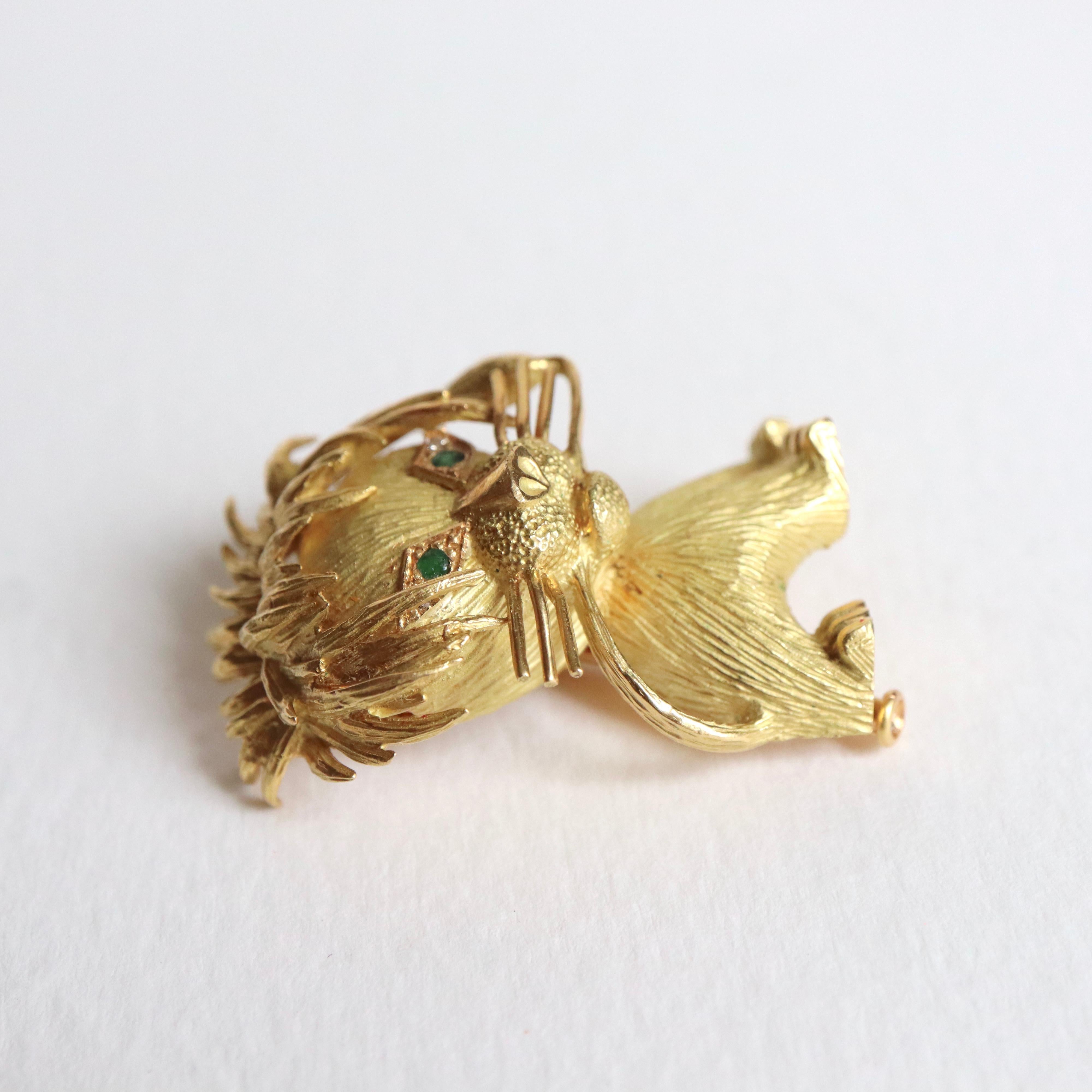 Women's or Men's Lion Brooch in 18 Karat Yellow Gold Emeralds and Diamonds