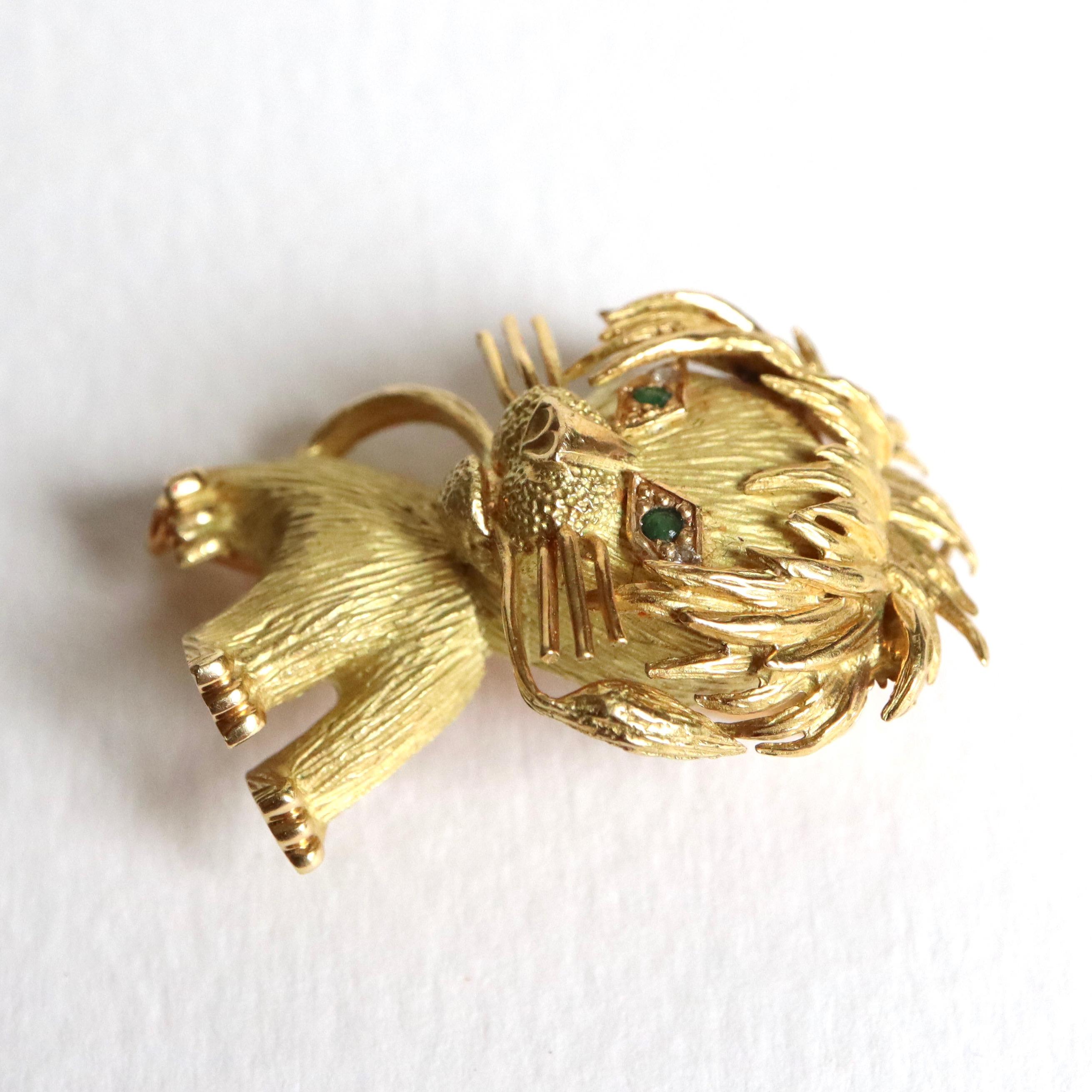 Lion Brooch in 18 Karat Yellow Gold Emeralds and Diamonds 1