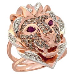 Bague en or rose 18 carats lion brun et diamant blanc rubis