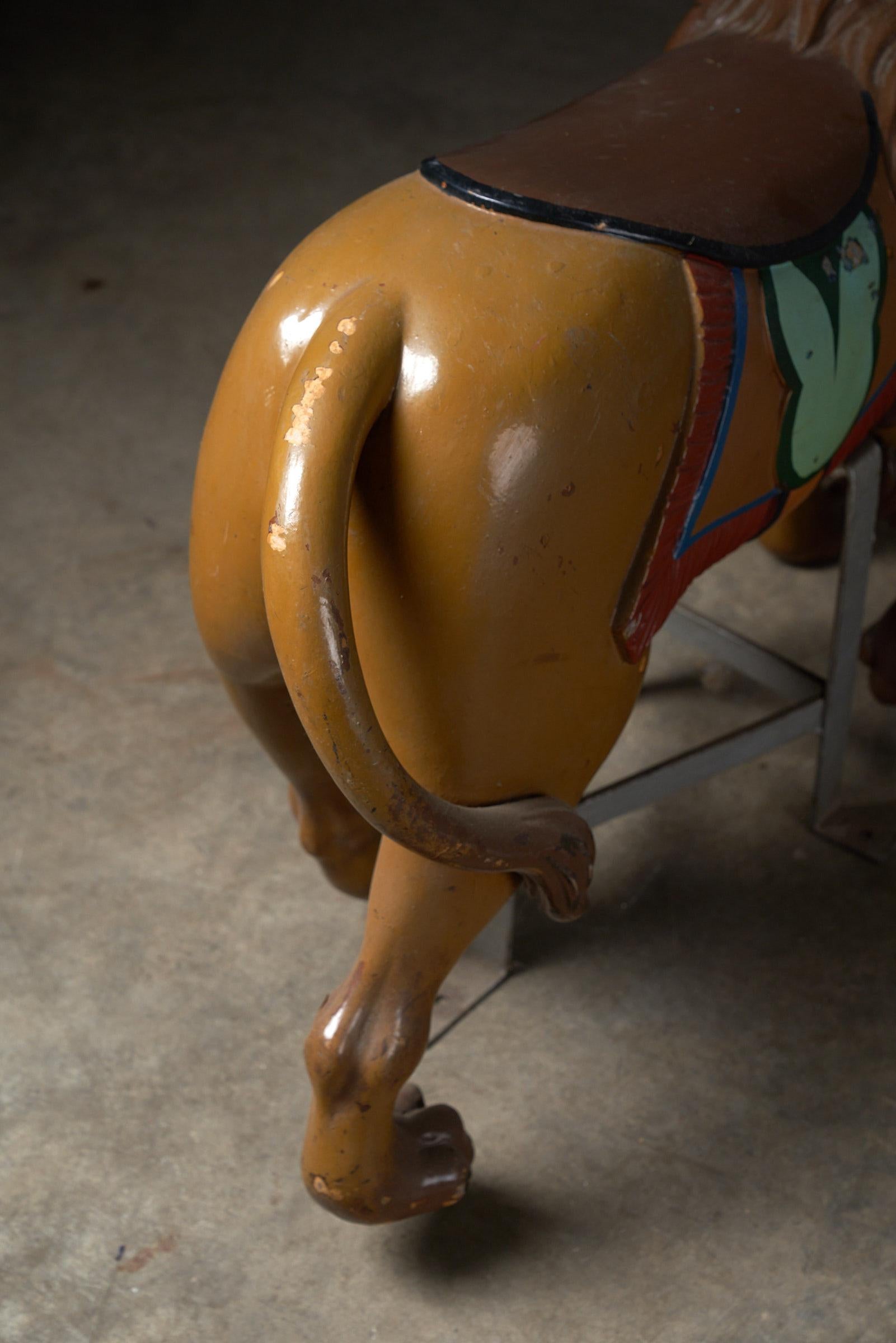 Löwe geschnitzt hölzerne Karussell Figur: Antike (20. Jahrhundert) im Angebot