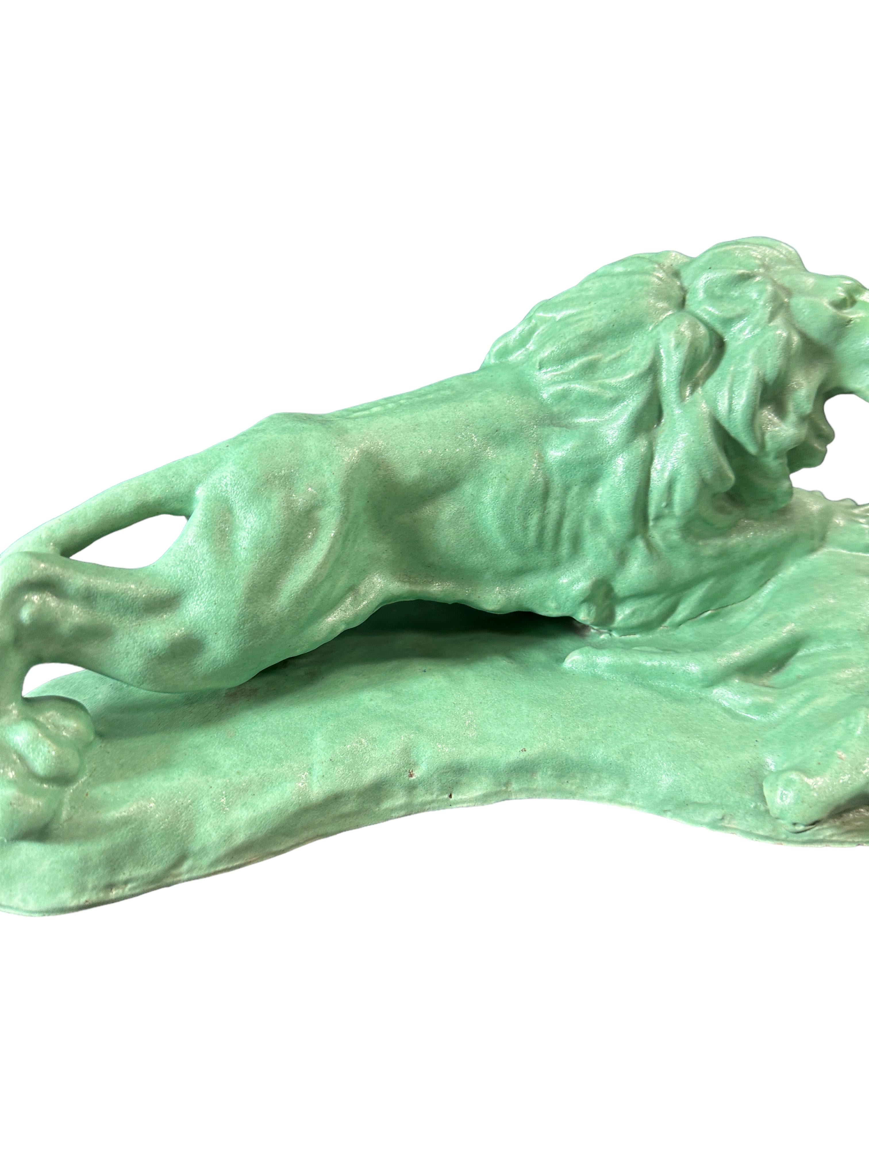 Arts and Crafts Sculpture de lion en céramique terre cuite Jul. Singer, 1937, Vienne, Autriche en vente