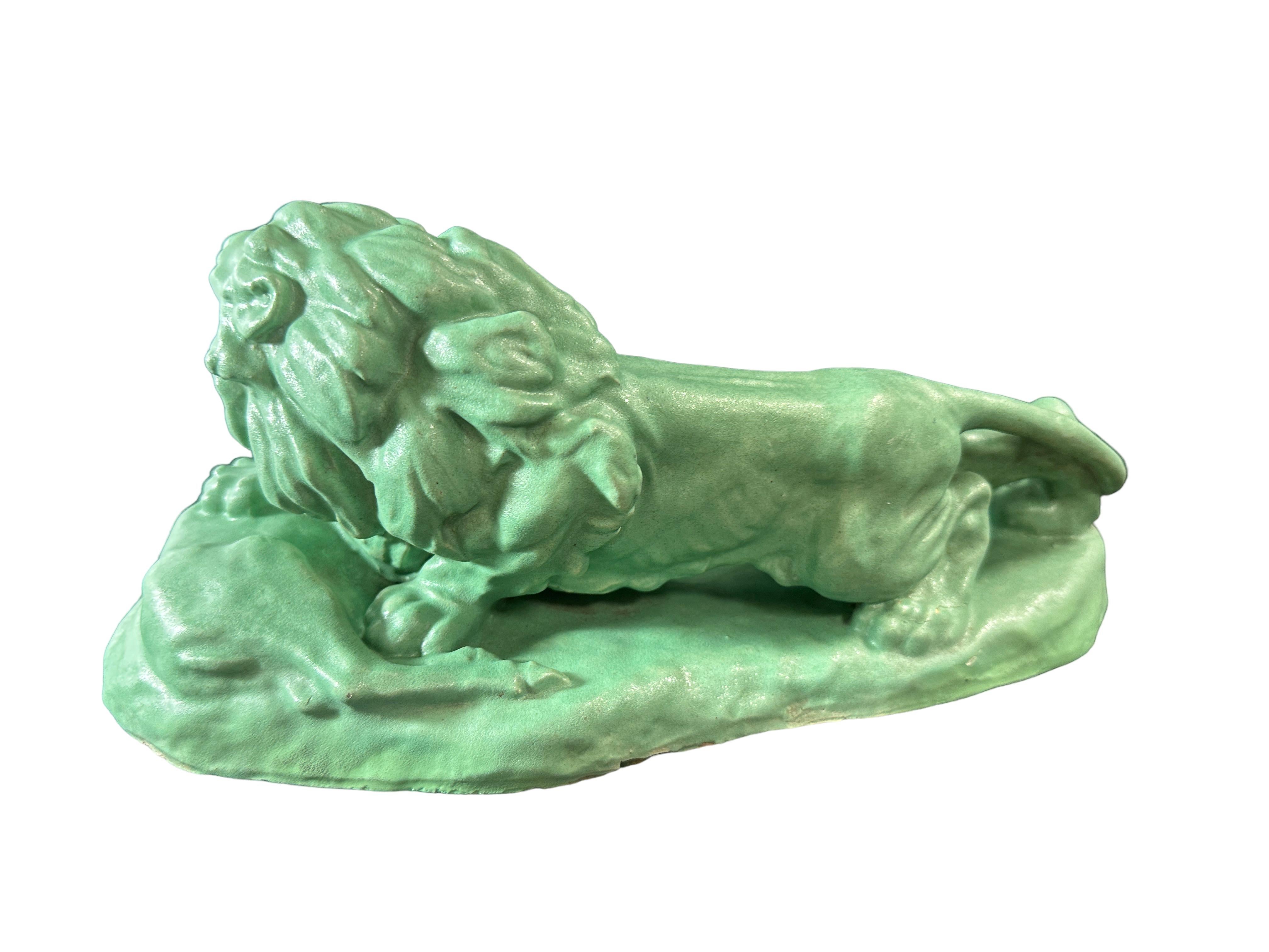 Vernissé Sculpture de lion en céramique terre cuite Jul. Singer, 1937, Vienne, Autriche en vente