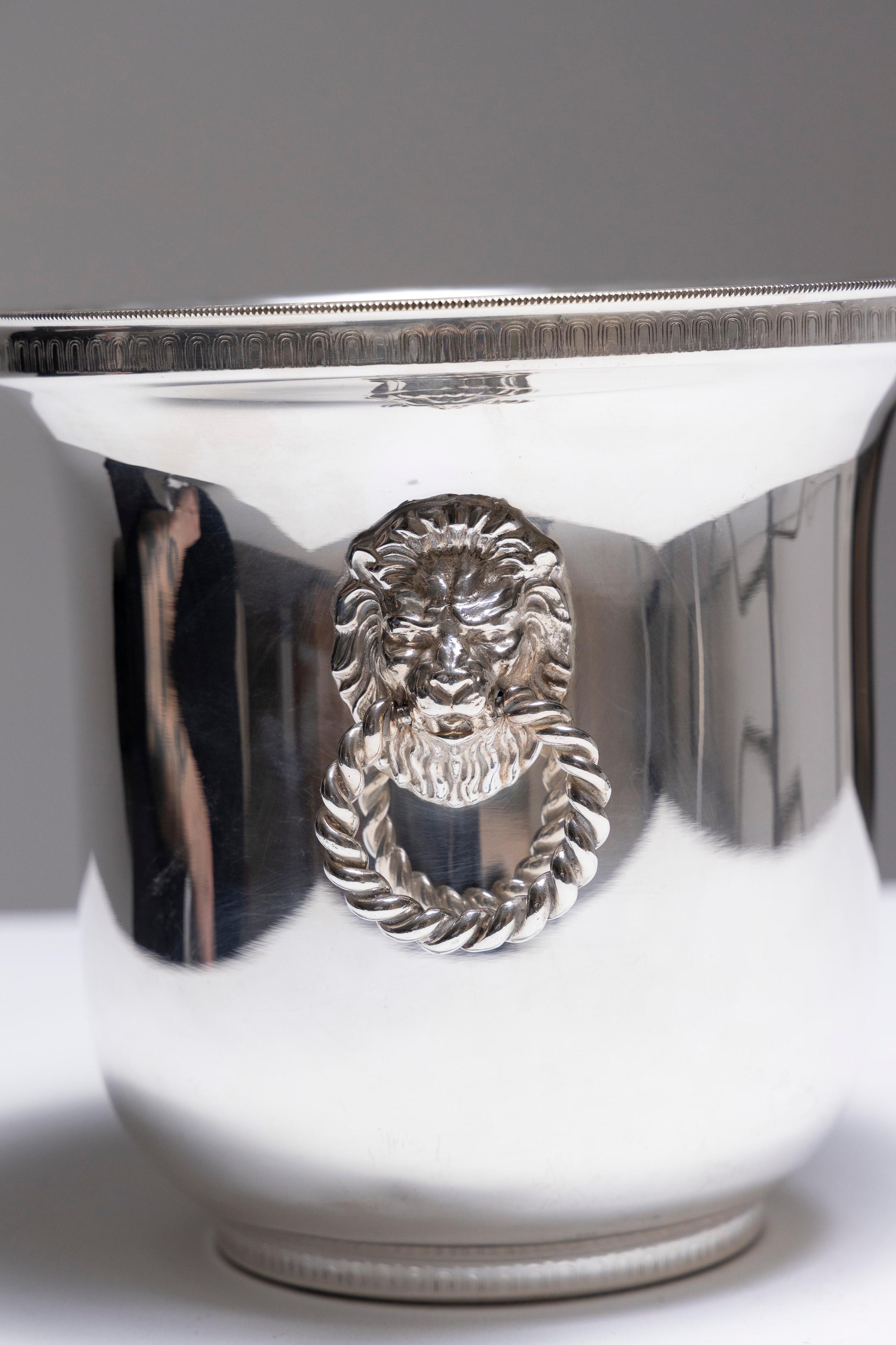 Seau à champagne Lion en métal, années 1970 Bon état à PARIS, FR