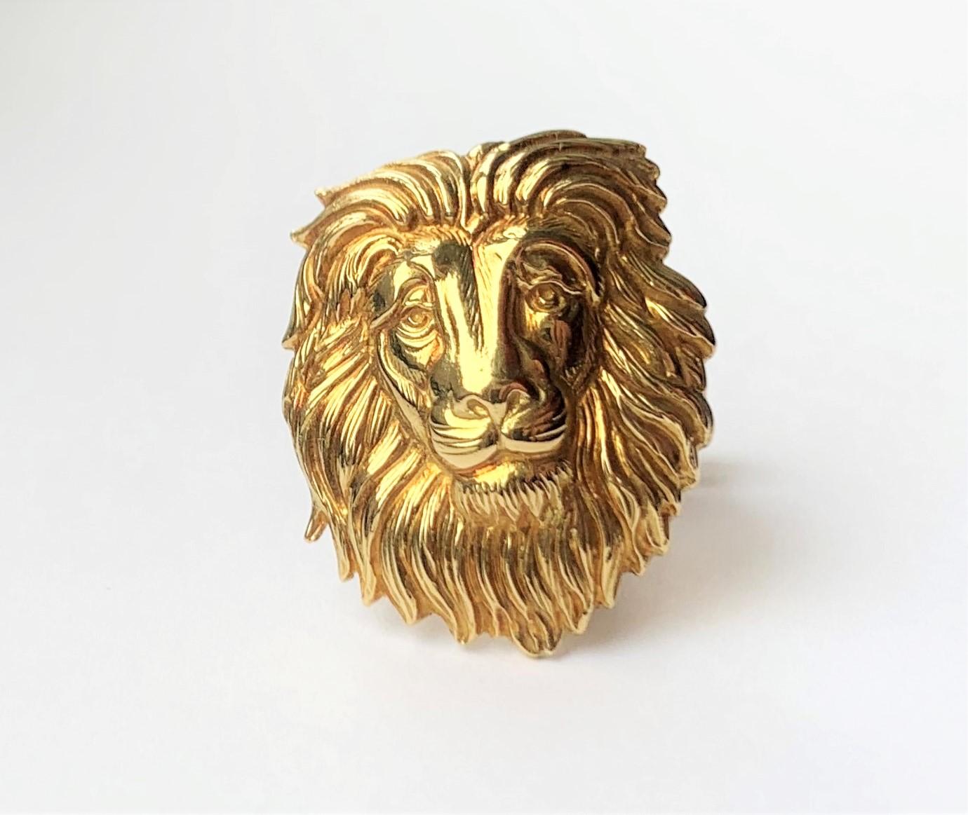 Cufflinks by Rosior Hand Chiseled in Yellow Gold featuring a Lion's head.
Weight in 19.2K Gold: 19.4 g.
Unique piece.
Stamped by the portuguese assay office as 19.2K gold.
Stamped with Rosior hallmark.
Loyal to artisanal techniques, Rosior master