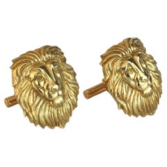 Manschettenknöpfe „Lion“ von Rosior, handgehäkelt in Gelbgold