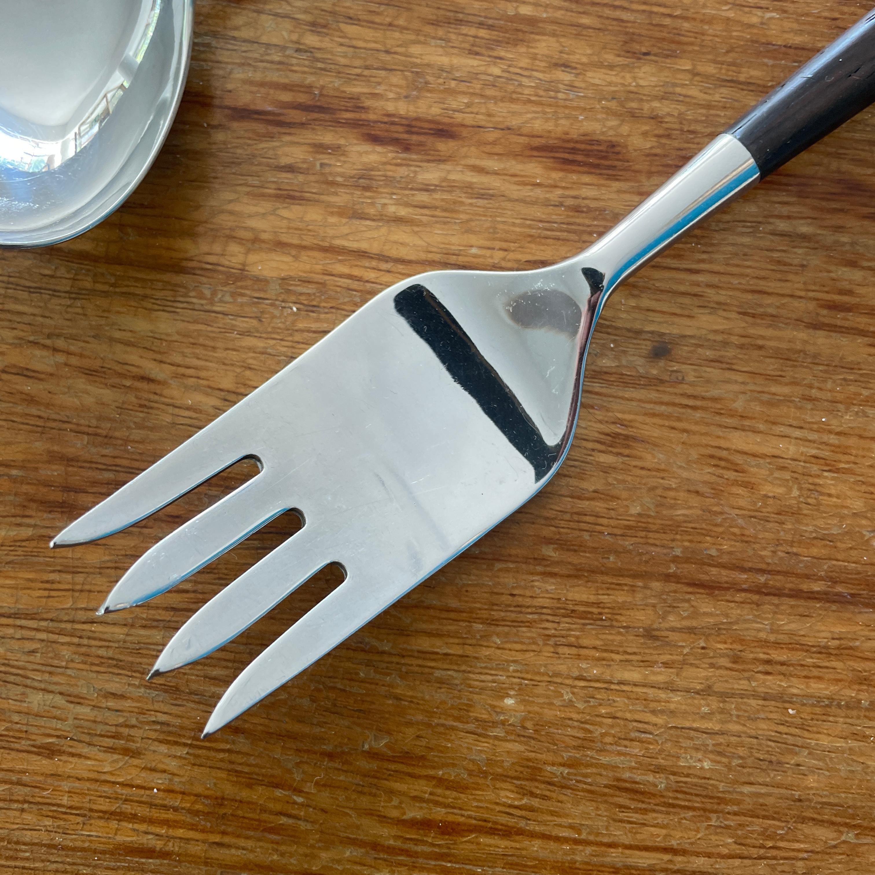 Precioso servicio de ensalada Diseñado por Bertel Gardberg para Hackman Finlandia. Forman parte de la serie Lion De Luxe, diseñada en 1958.

Juego que incluye tenedor y cuchara para ensalada.

- Materiales: Acero inoxidable y palisandro,
- Longitud: