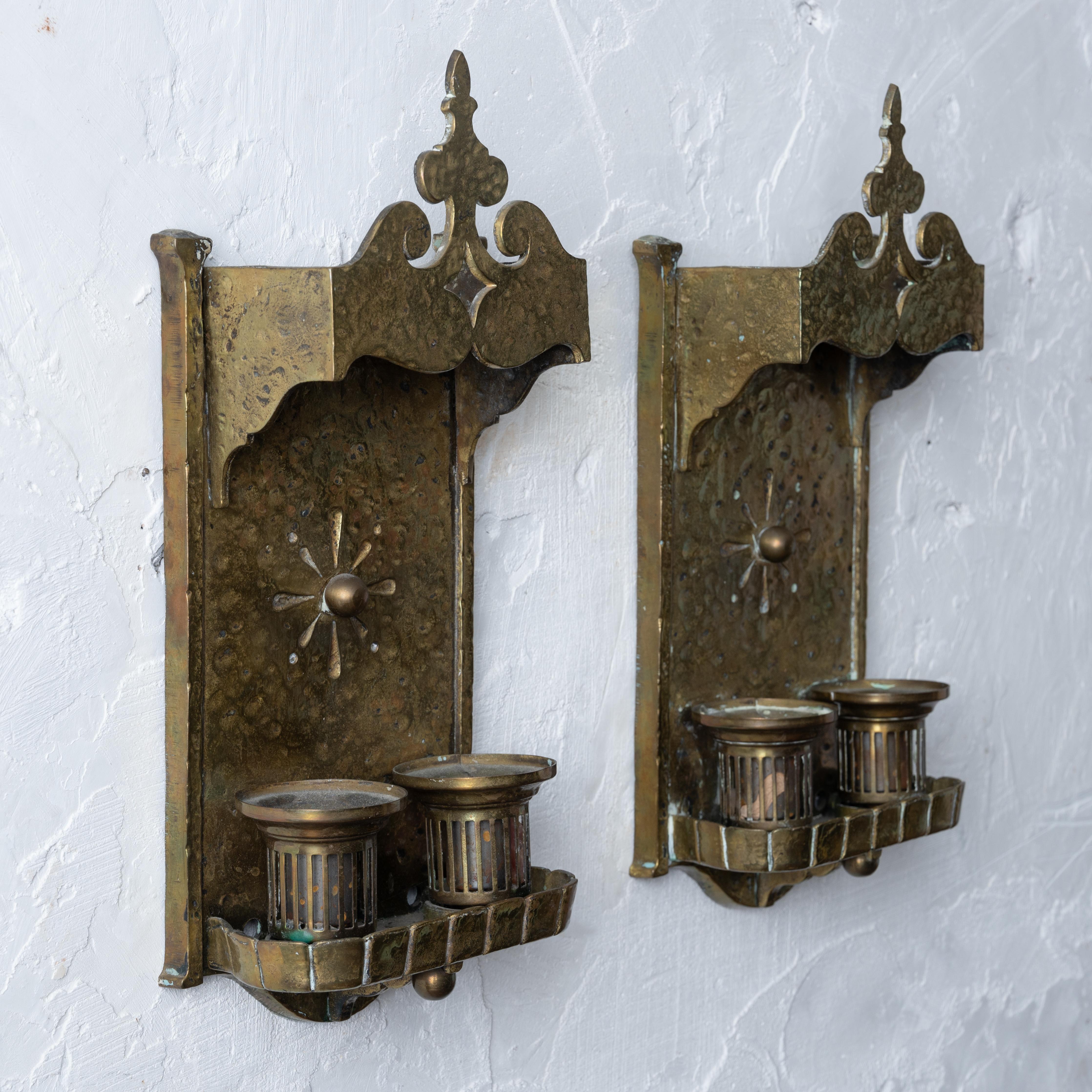León Elec. Apliques de latón estilo Tudor, años 20 en venta 4