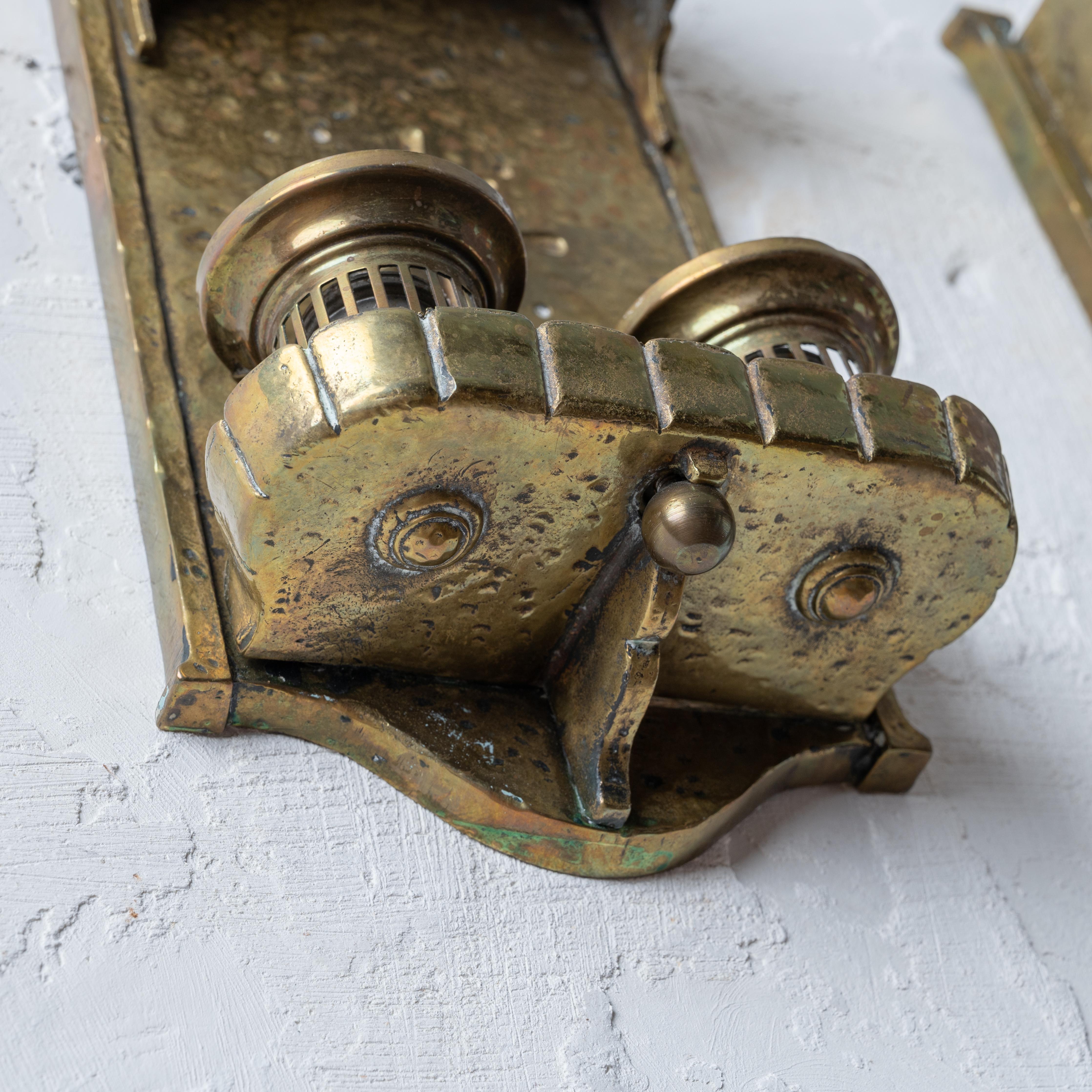 León Elec. Apliques de latón estilo Tudor, años 20 en venta 5