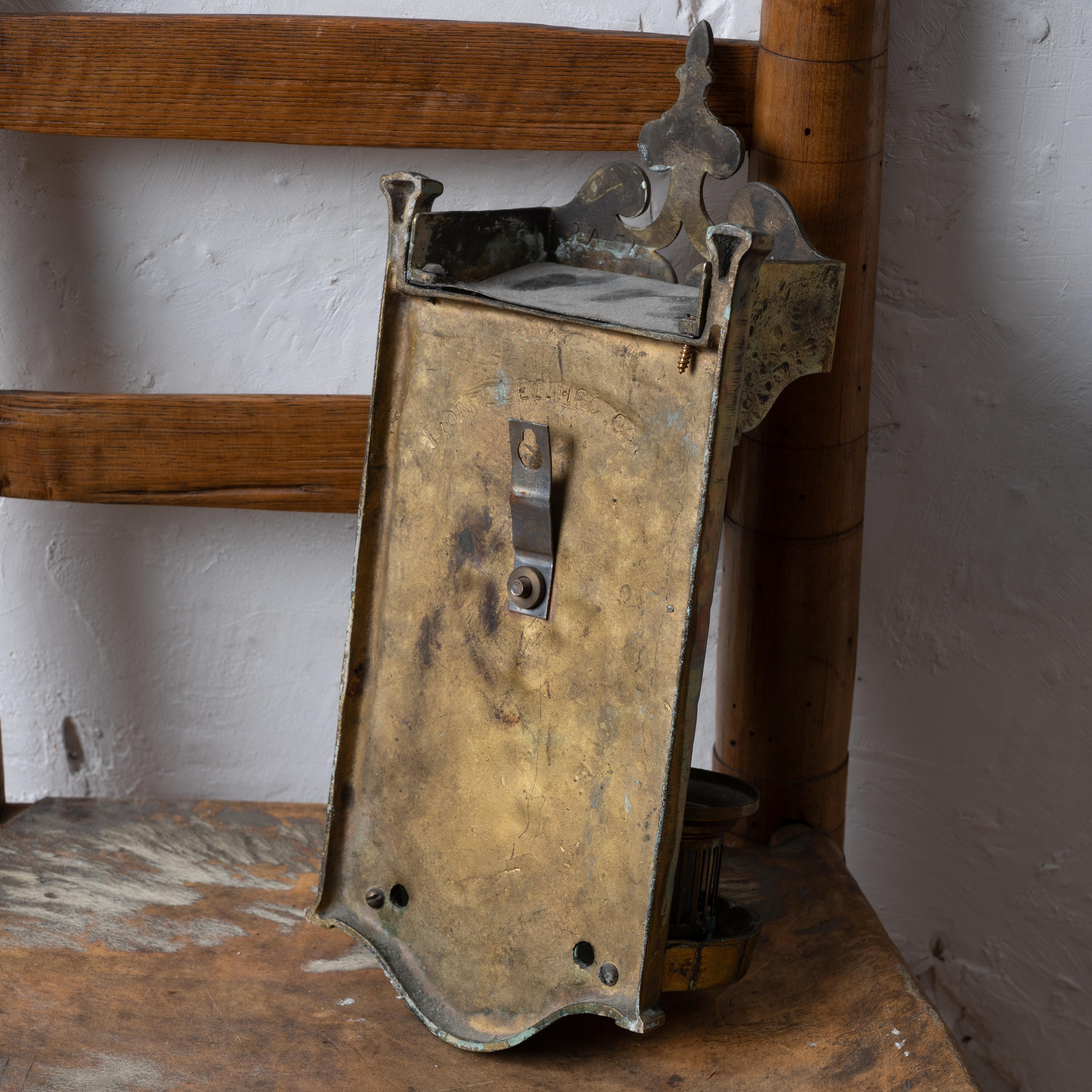León Elec. Apliques de latón estilo Tudor, años 20 en venta 6