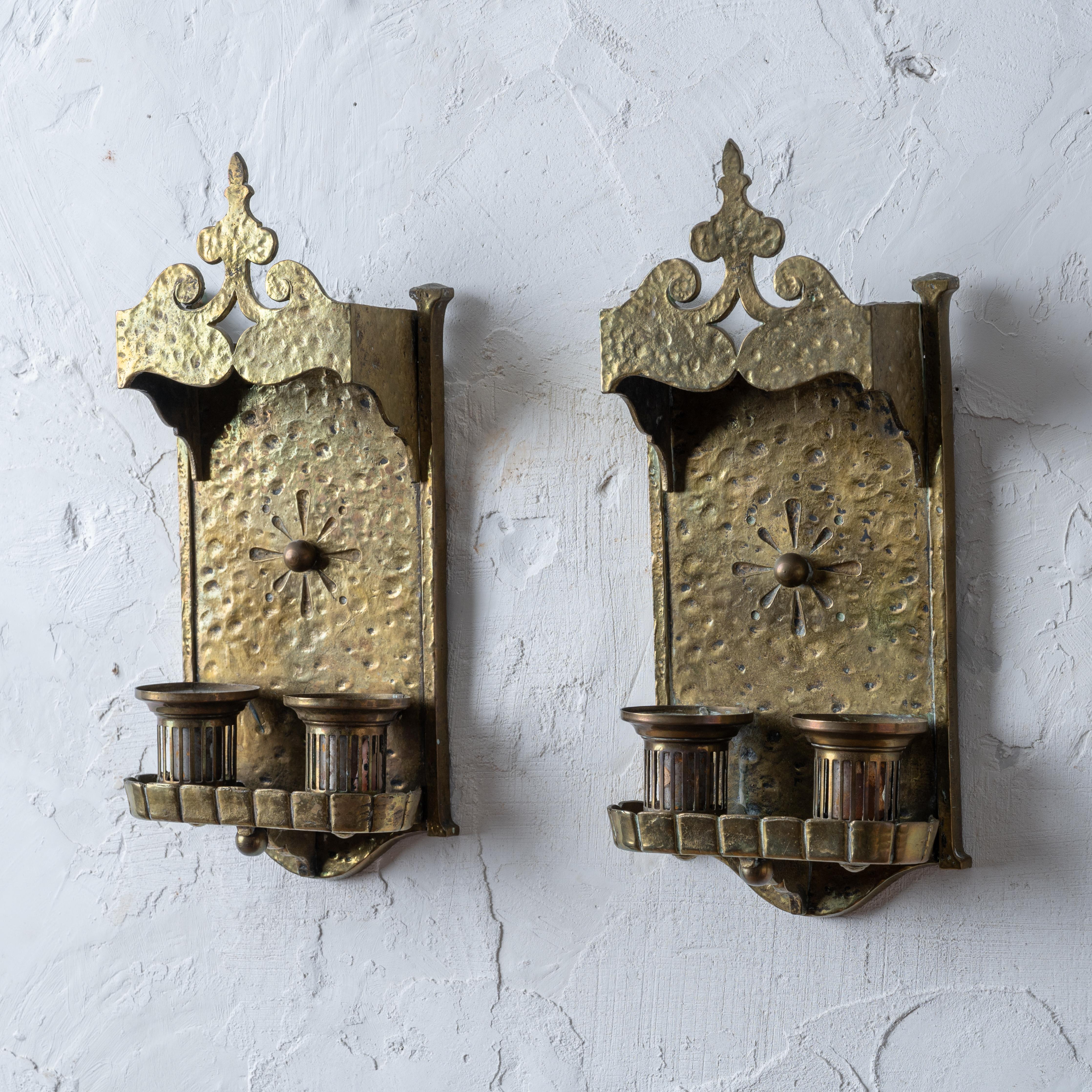 Un par de apliques de pared de latón estilo Tudor de la Lion Electric Company, años 20.
Sin cable, se utiliza con velas.  Copas roscadas para facilitar la instalación de las tomas.

6 pulgadas de ancho por 3 ¼ pulgadas de profundidad por 13 ½