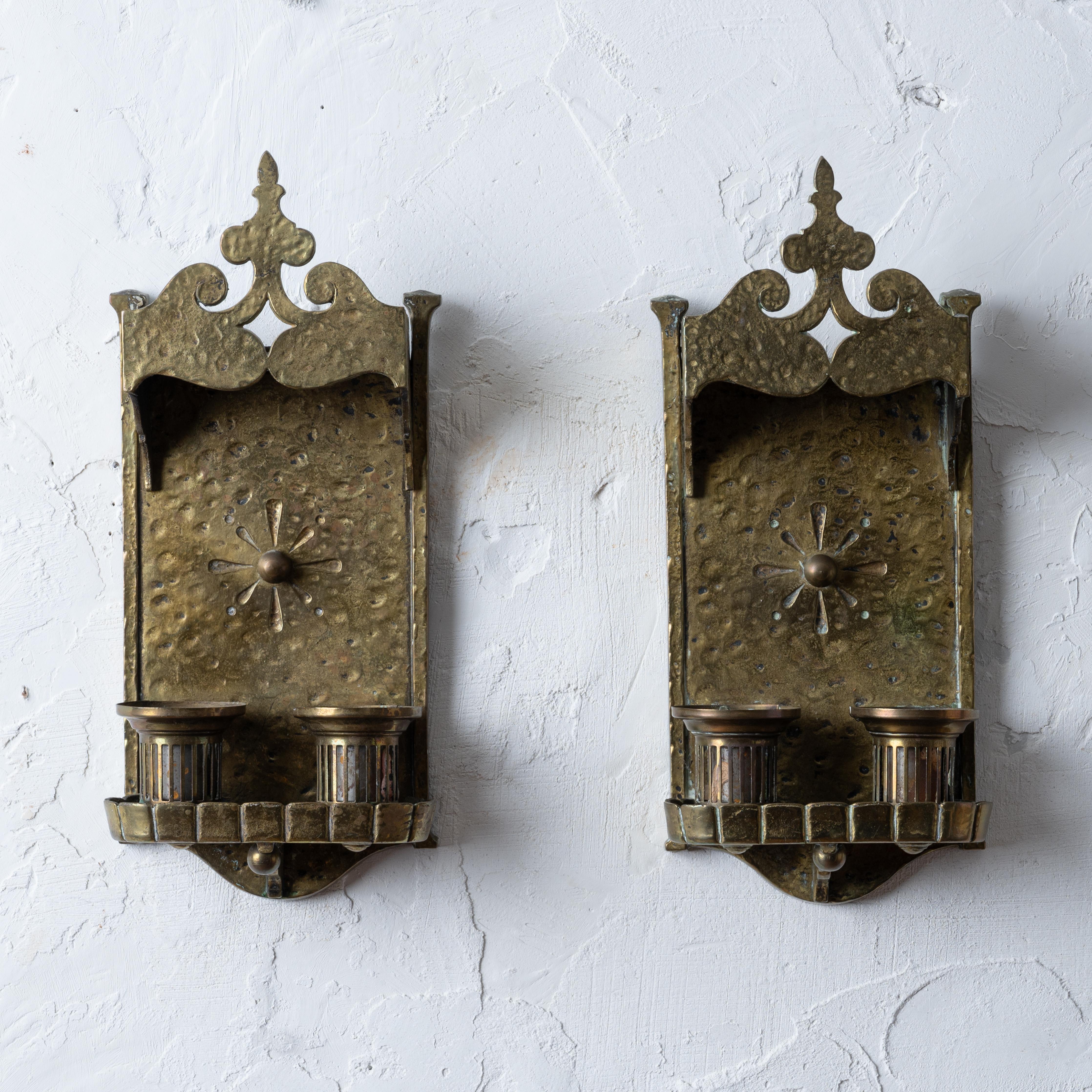 León Elec. Apliques de latón estilo Tudor, años 20 Estadounidense en venta