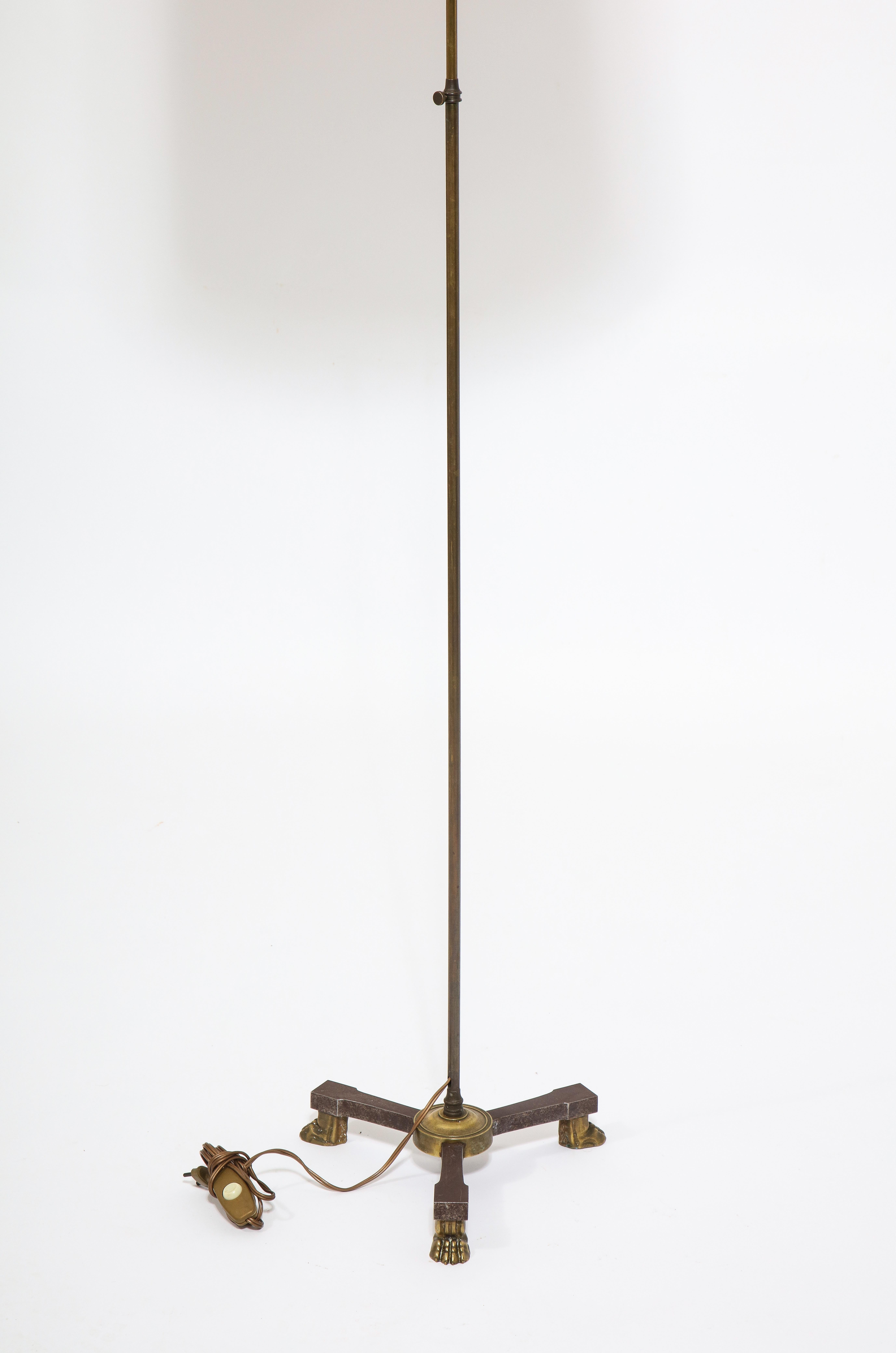 Lampadaire néoclassique en bronze à pieds en forme de lion, attribué à Arbus, France, années 1940 en vente 3