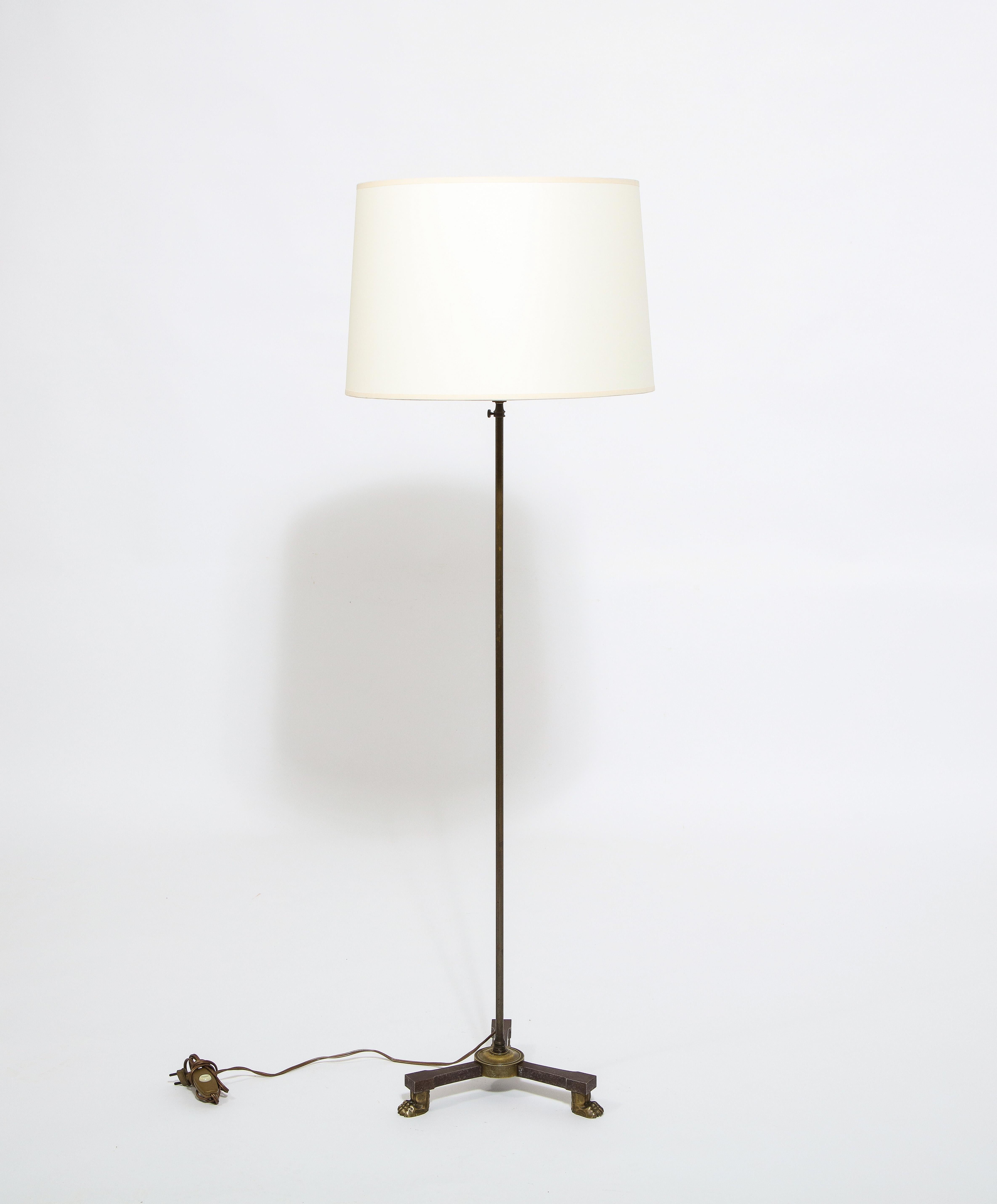 Neoklassizistische Stehlampe mit Löwenfüßen aus Bronze, Arbus zugeschrieben, Frankreich 1940er Jahre (Neoklassisch) im Angebot