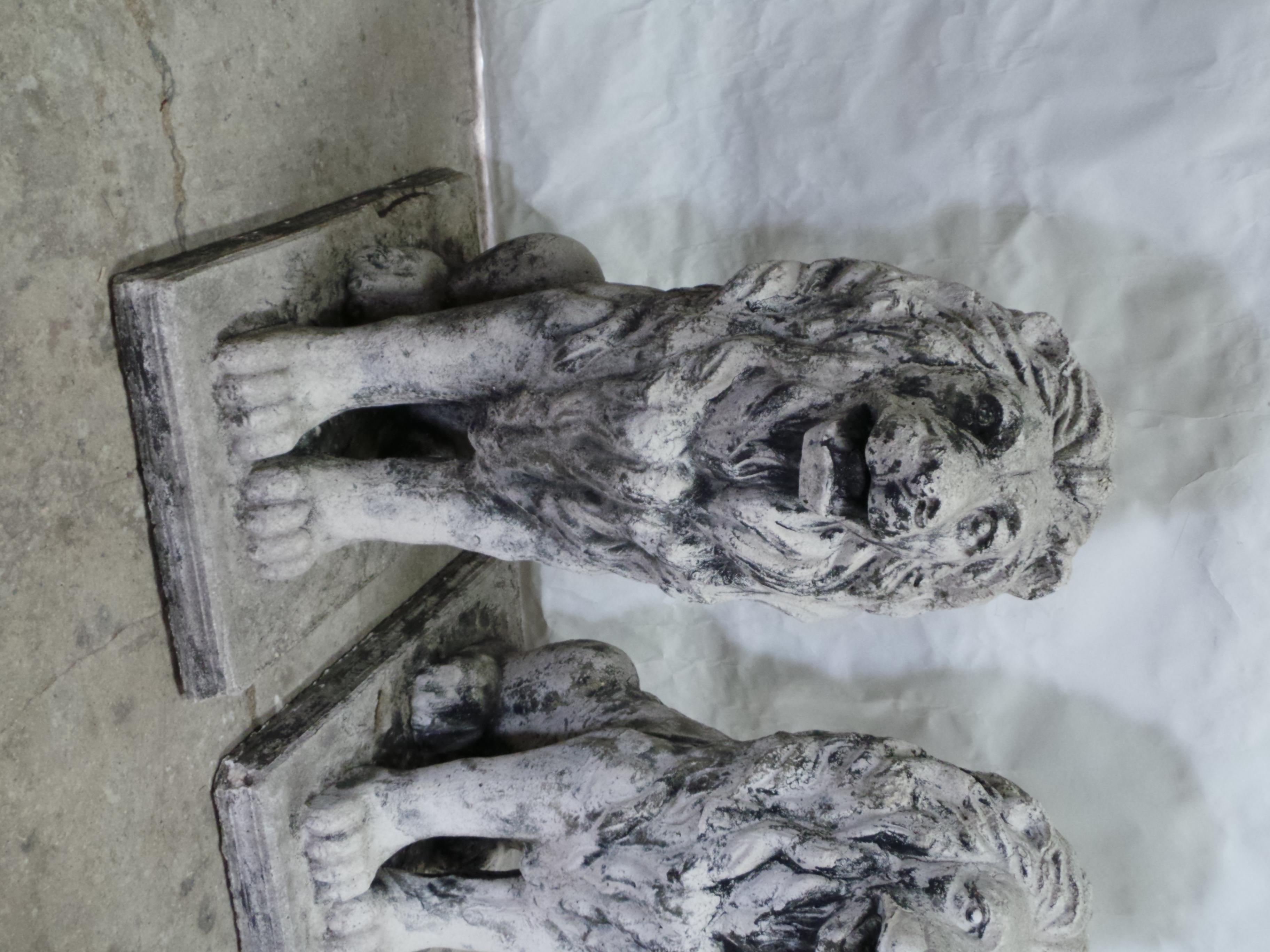 Il s'agit d'un ensemble de 2 statues de jardin en forme de lion. Elles sont en état d'origine à 100% et sont en...  Bon état structurel.
