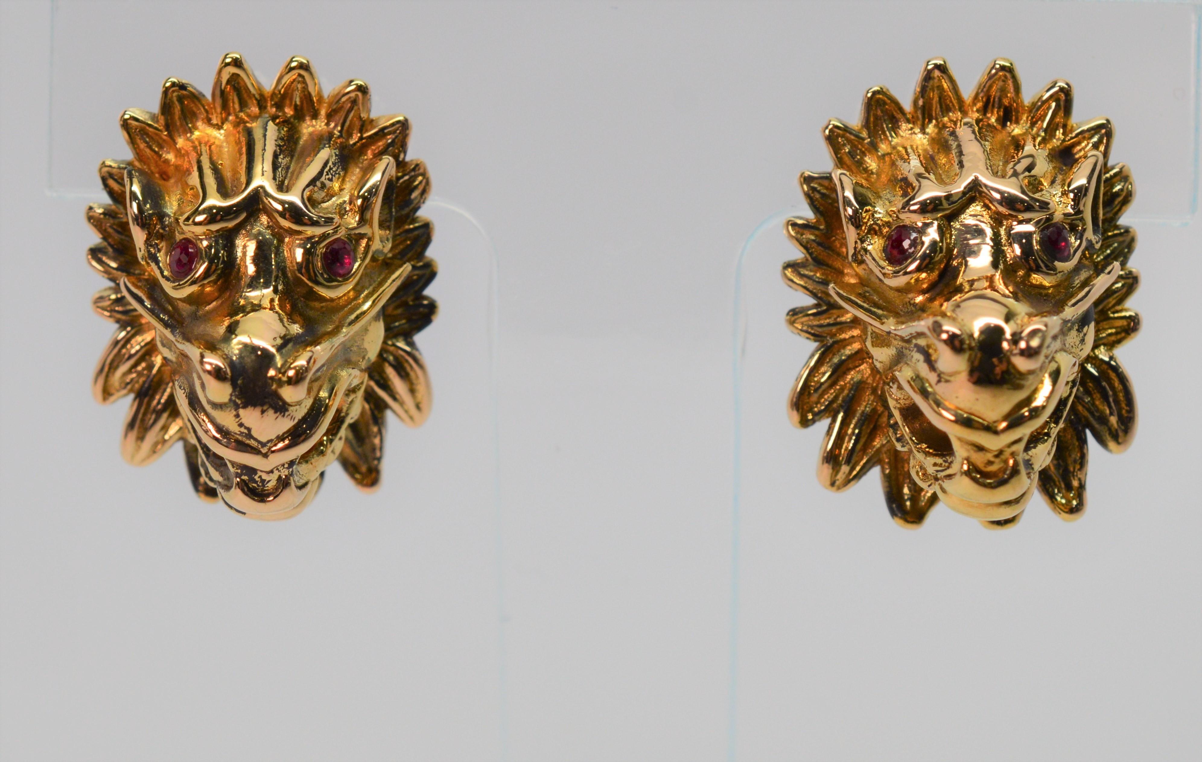 Dieses ungewöhnliche und kreative Paar Ohrstecker wurde in Italien aus 18-karätigem Gelbgold gefertigt und zeigt künstlerisch den Kopf eines mythischen, von einem Löwen inspirierten Wasserspeiers, der als Symbol für Wachsamkeit, Stärke und Mut gilt.