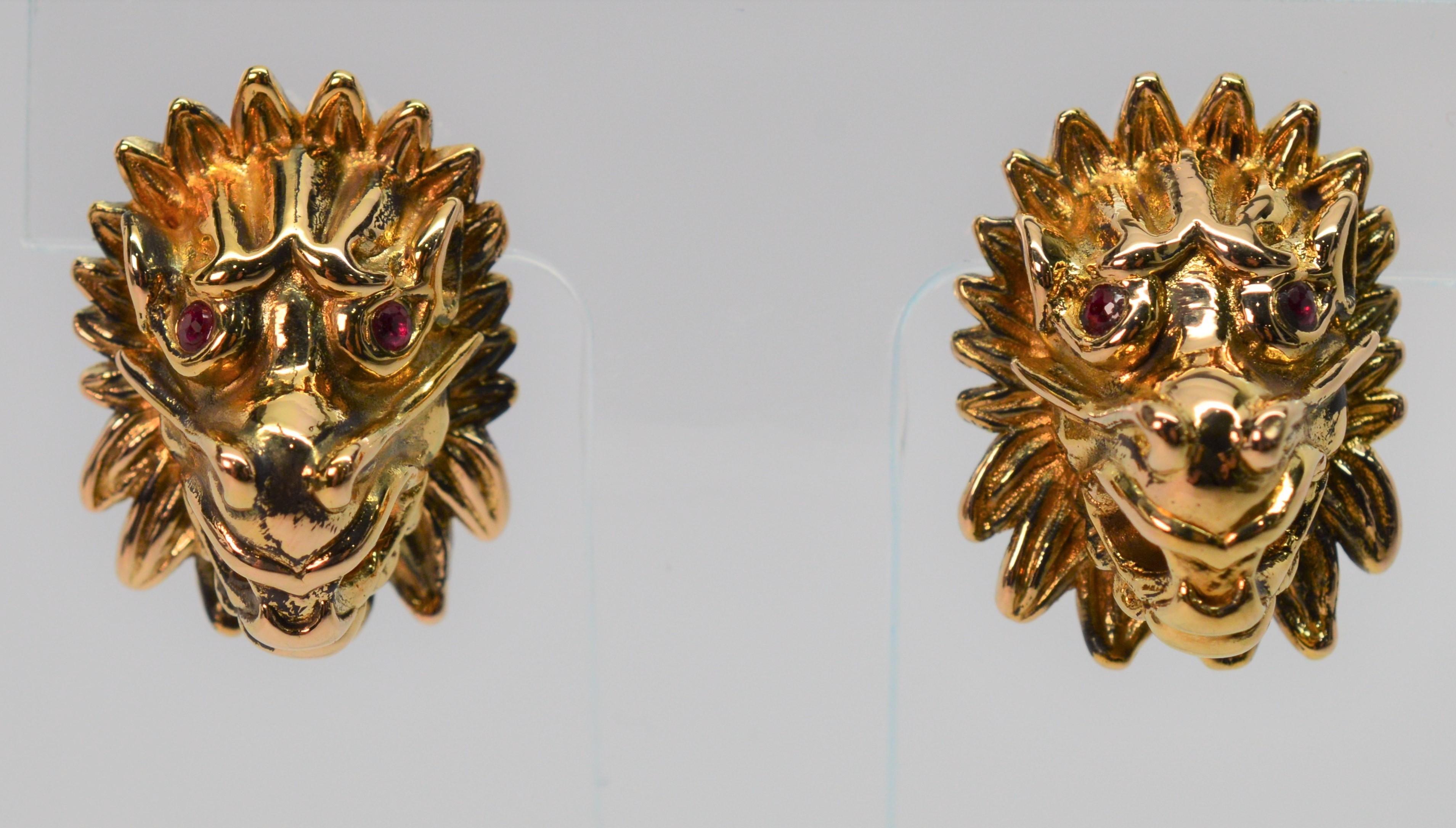 Löwen-Gragoyle-Ohrringe aus Gelbgold mit Rubin-Akzenten Damen