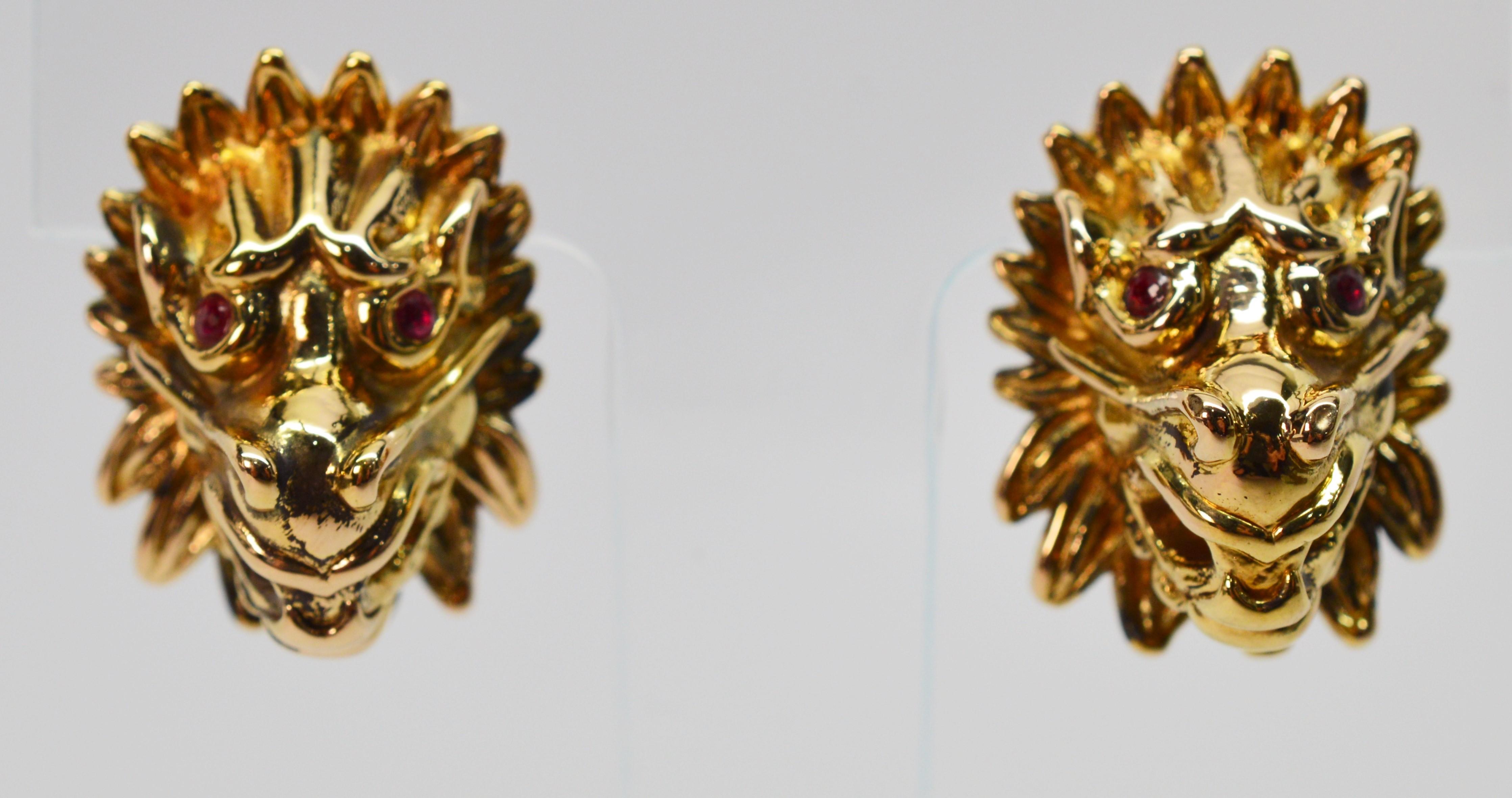 Löwen-Gragoyle-Ohrringe aus Gelbgold mit Rubin-Akzenten 3