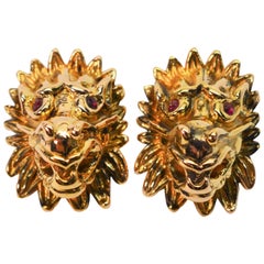 Orecchini in oro giallo con leone gargoyle e accenti di rubino