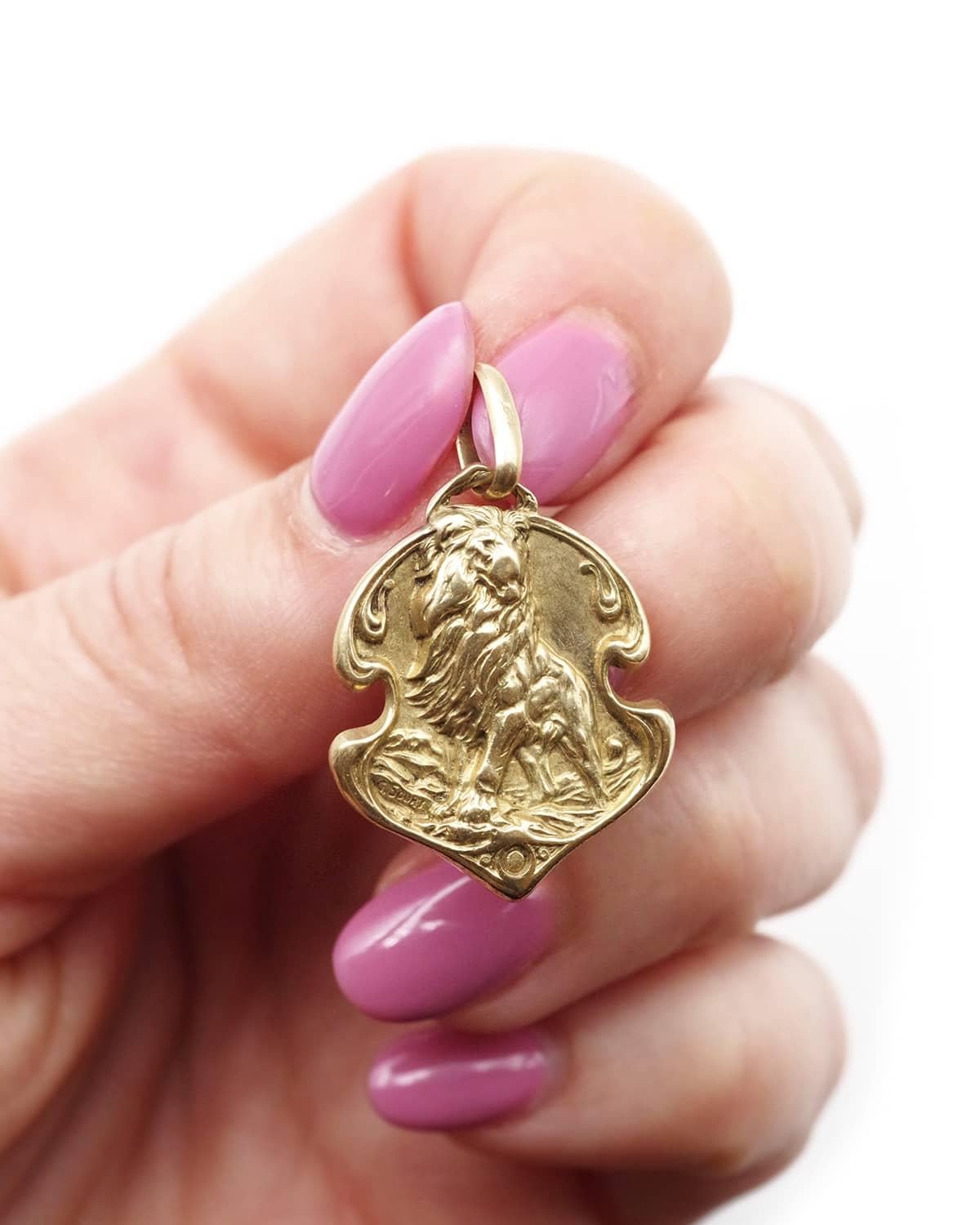 Lion Gustave Soury Art Nouveau medal solid 18k gold, signed Gustave Soury In Good Condition For Sale In PARIS, FR