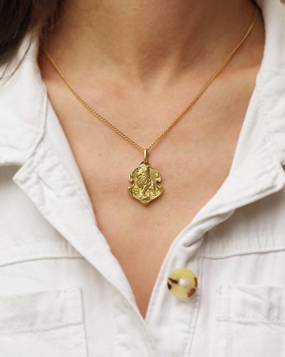 Lion Gustave Soury Art Nouveau medal solid 18k gold, signed Gustave Soury For Sale 2
