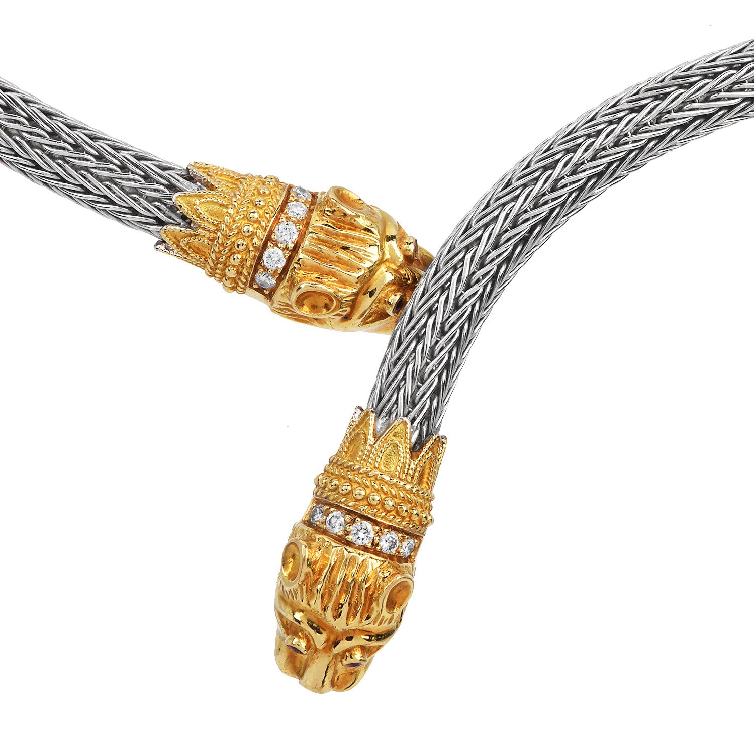 Ce collier ras-de-cou en forme de tête de lion est réalisé en or jaune et blanc 18 carats. La tête de lion sculpturale est richement détaillée par de fines gravures et comporte 10 diamants ronds brillants (environ 0,20 carats, pureté VS, couleur