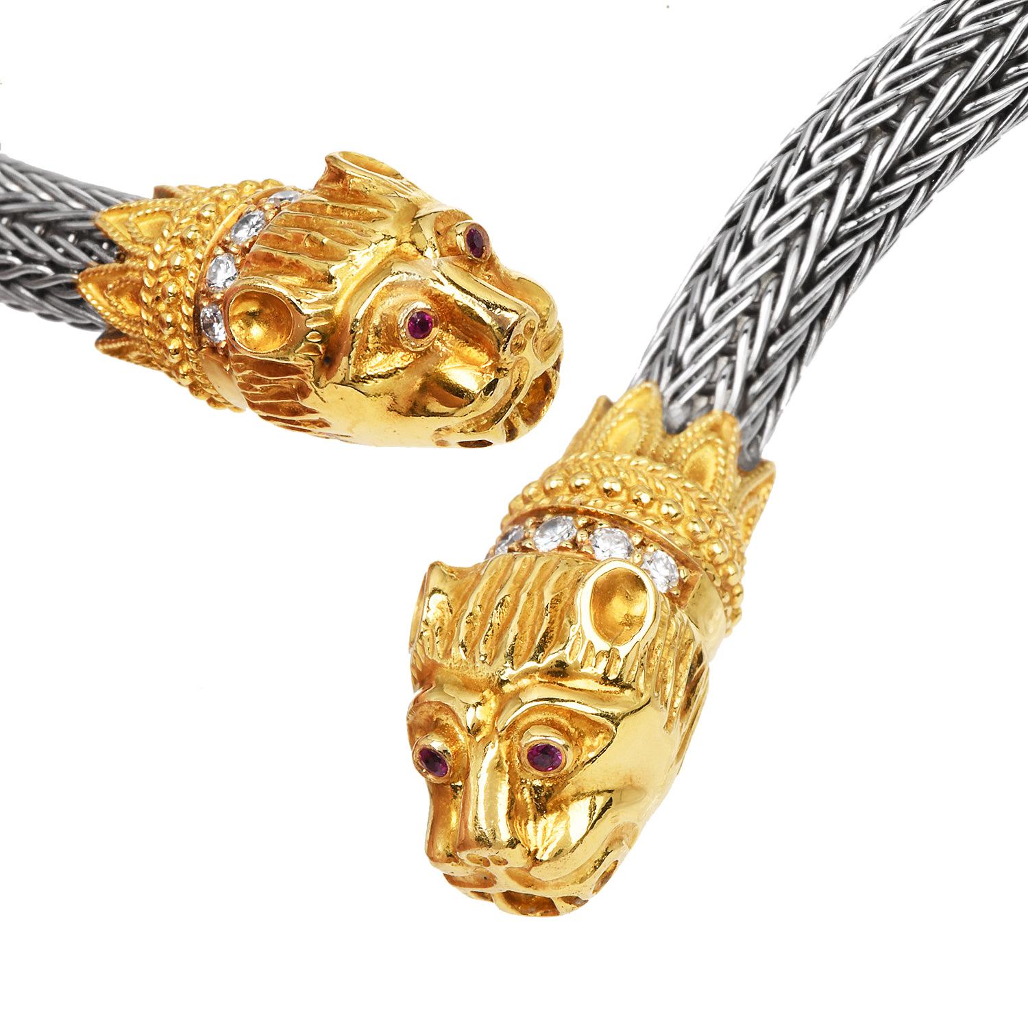 Taille ronde Collier choker en or bicolore 18 carats avec tête de lion, diamants et rubis en vente