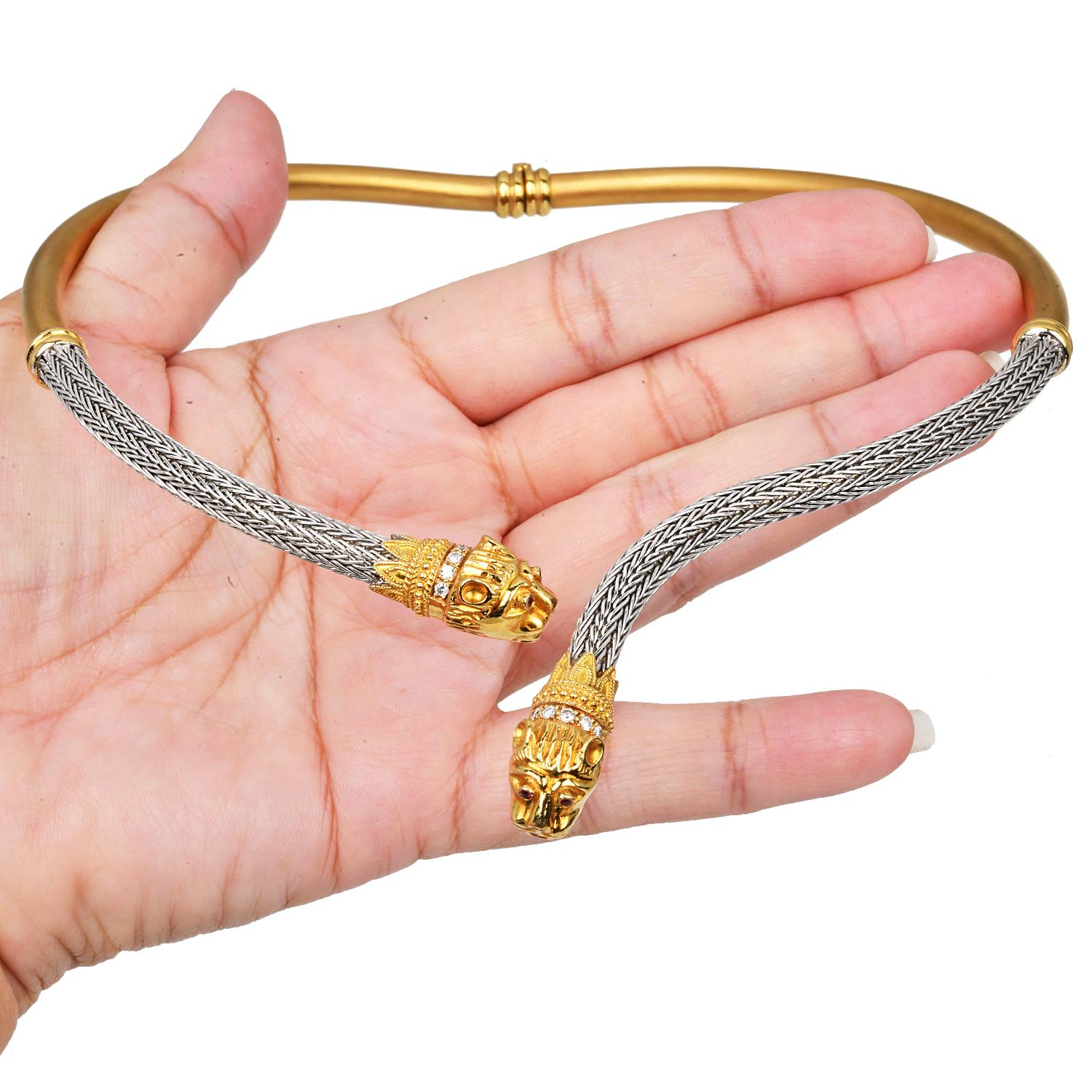 Collier choker en or bicolore 18 carats avec tête de lion, diamants et rubis Unisexe en vente