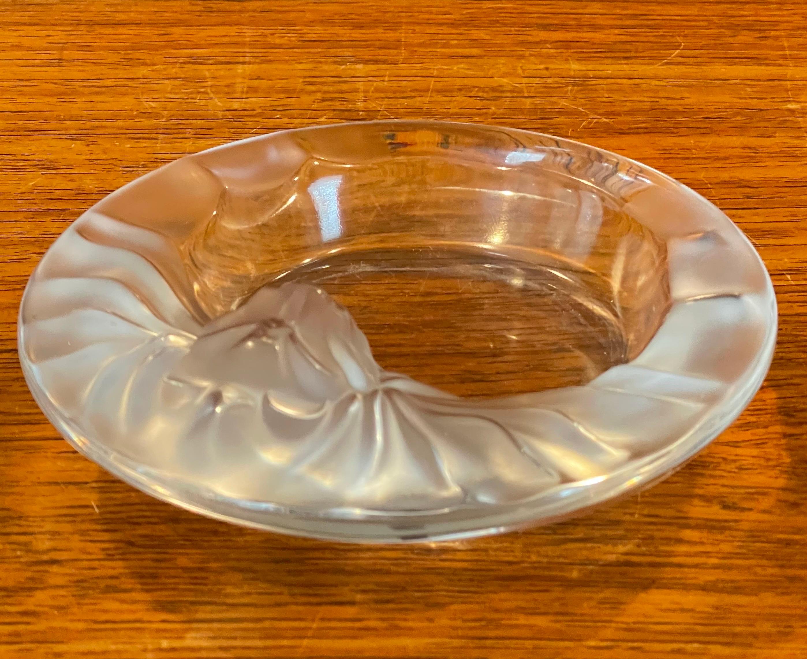 Cendrier et briquet en cristal dépoli à tête de lion par Lalique en vente 3